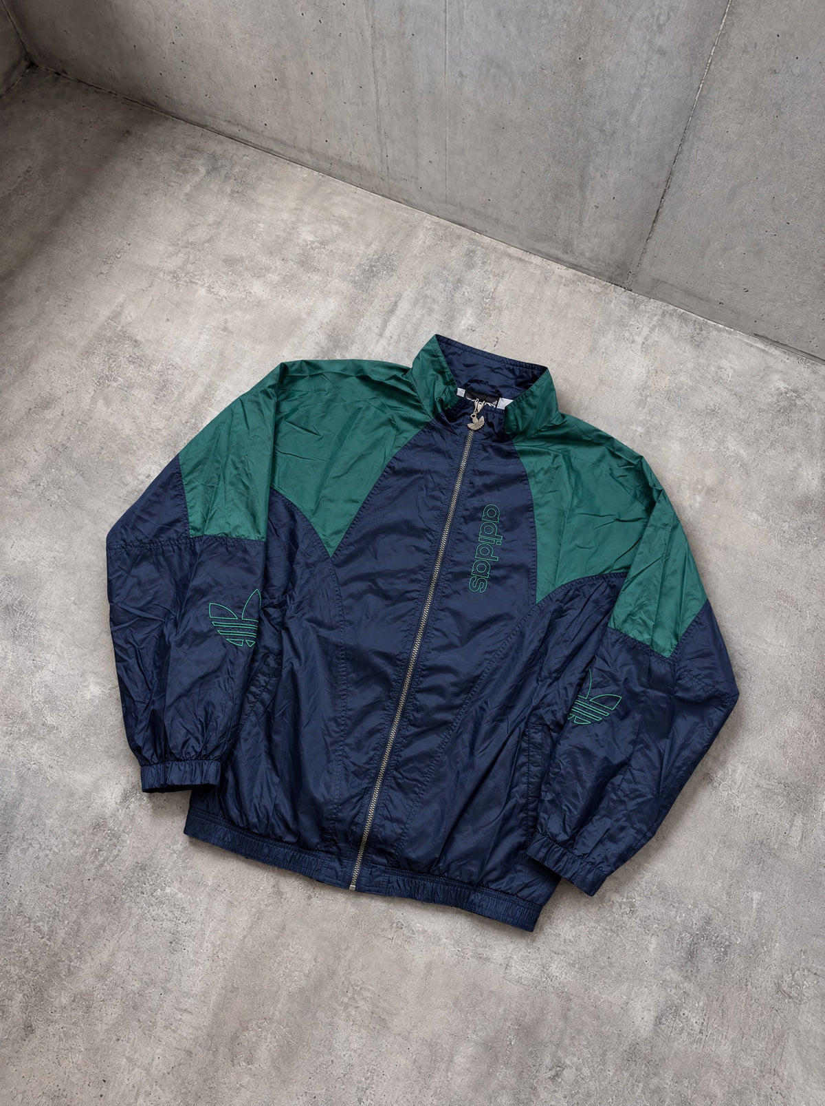 Rompevientos Adidas Trefoil 90s azul marino y verde