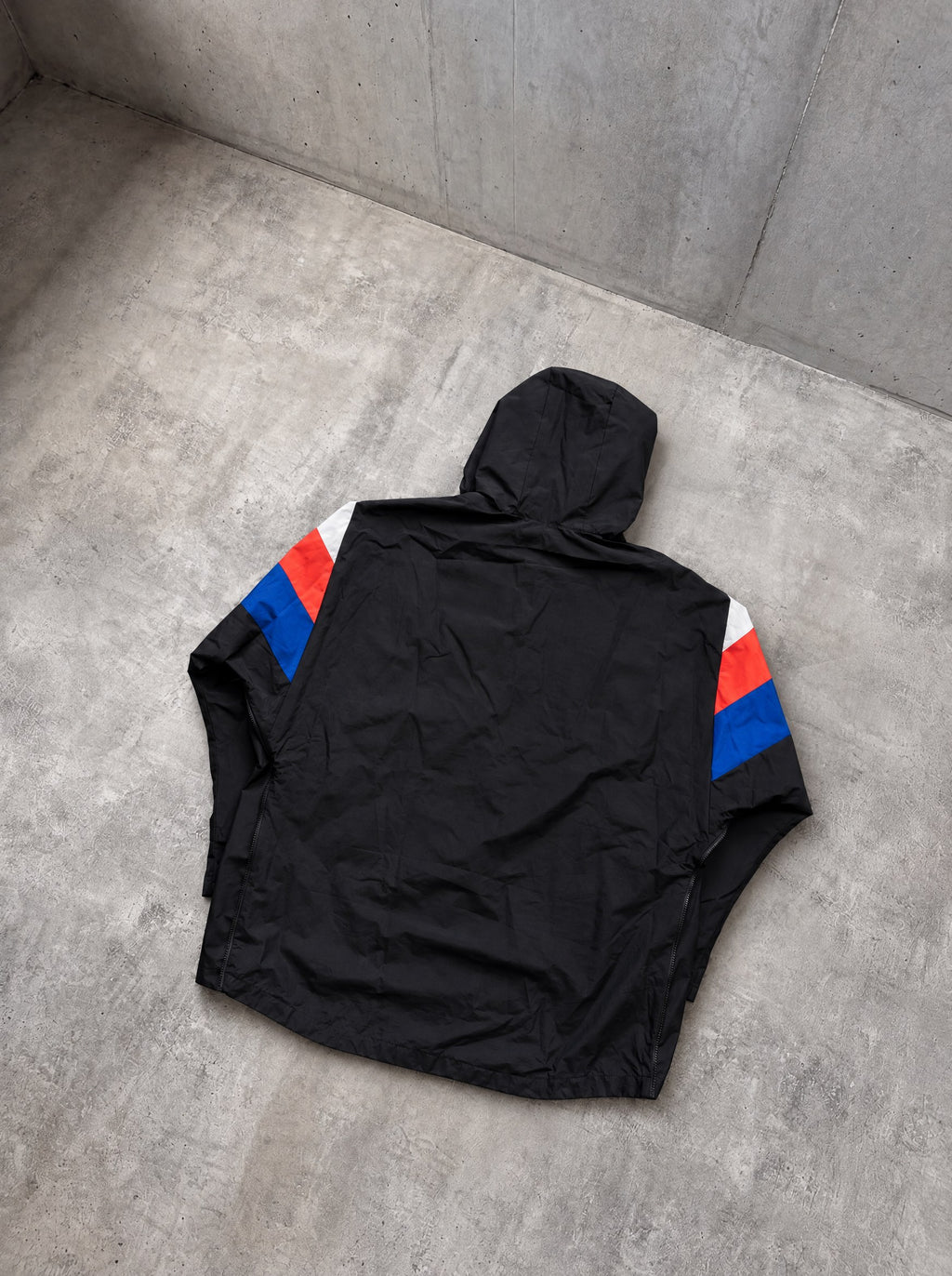 Anorak Adidas Originals Tricolor negro con rojo, blanco y azul