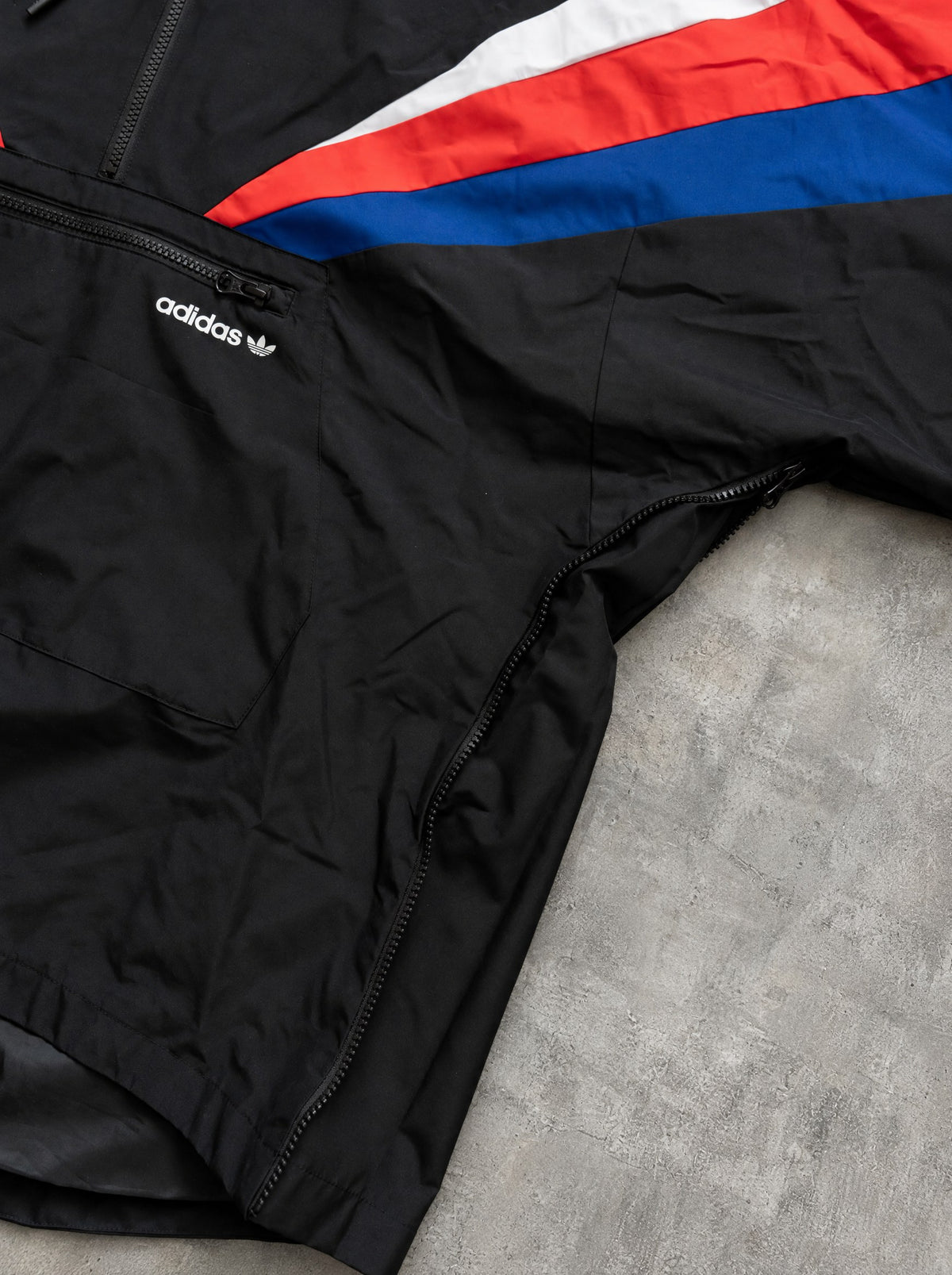 Anorak Adidas Originals Tricolor negro con rojo, blanco y azul