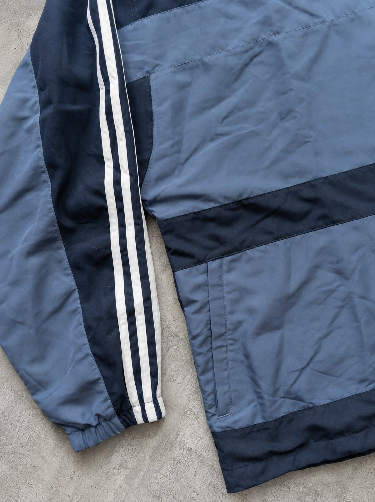Campera Adidas Originals Asymm azul marino y gris azulado