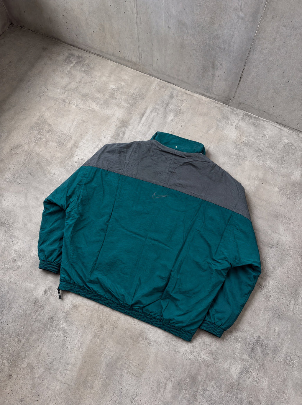 Campera Abrigo Nike Air 90s verde y gris
