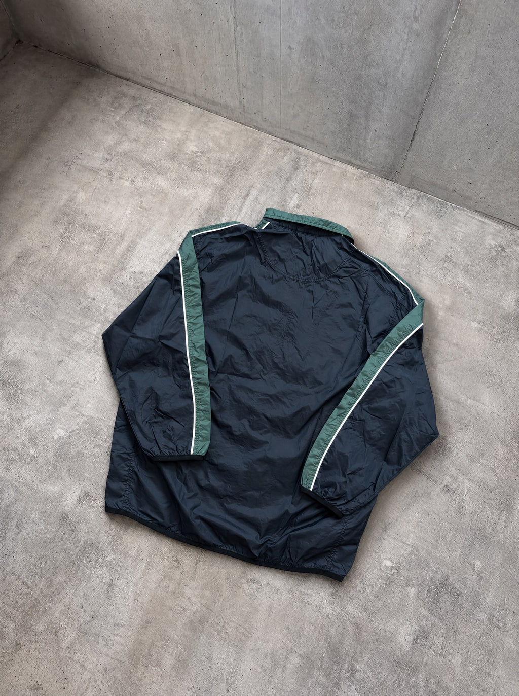 Rompevientos Nike Y2K azul marino con franja verde