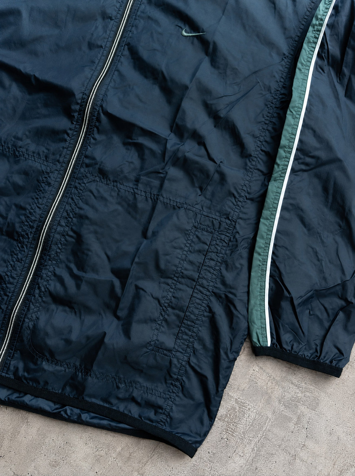 Rompevientos Nike Y2K azul marino con franja verde