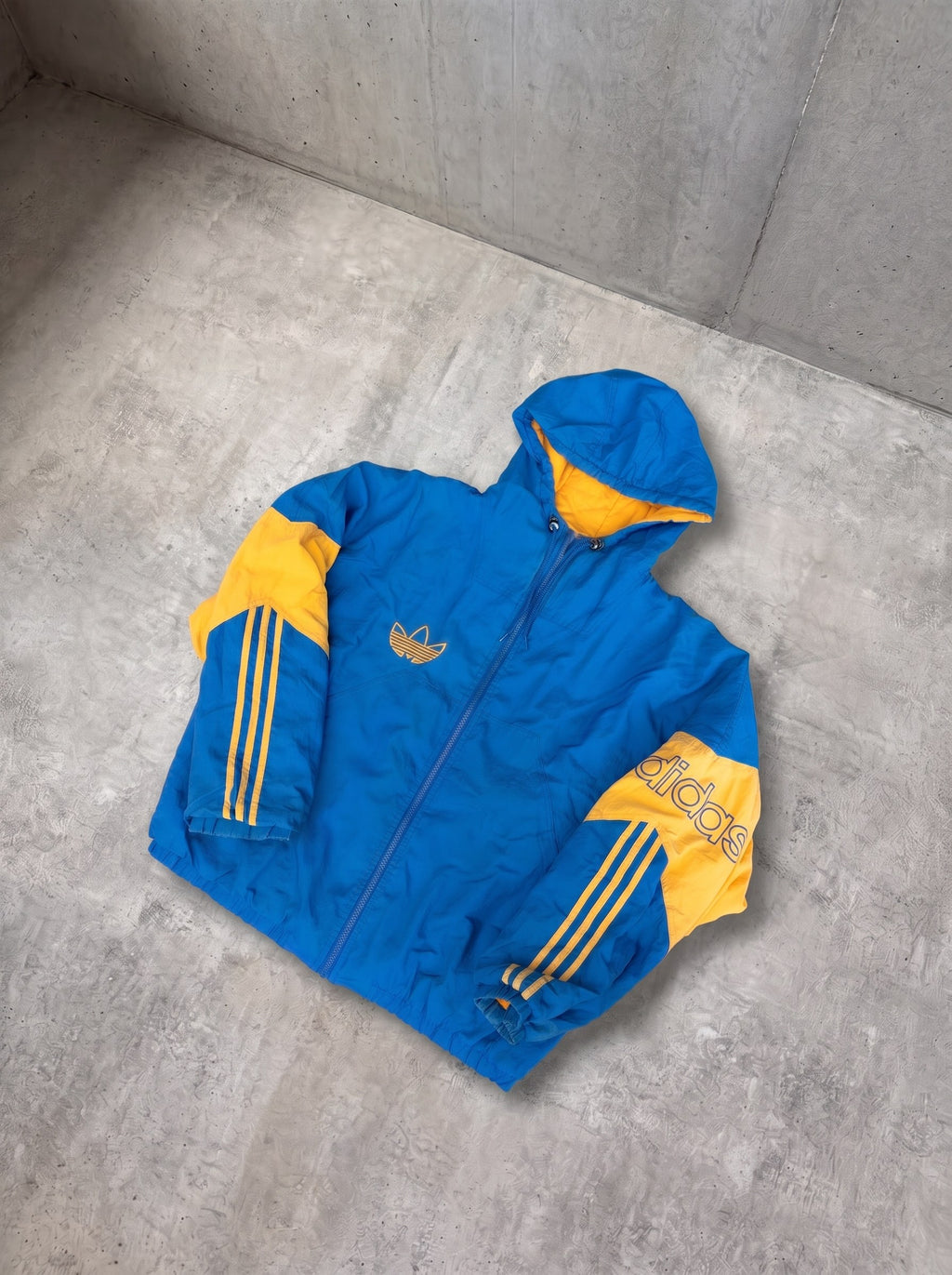 Campera Adidas Trefoil 90s azul y amarillo