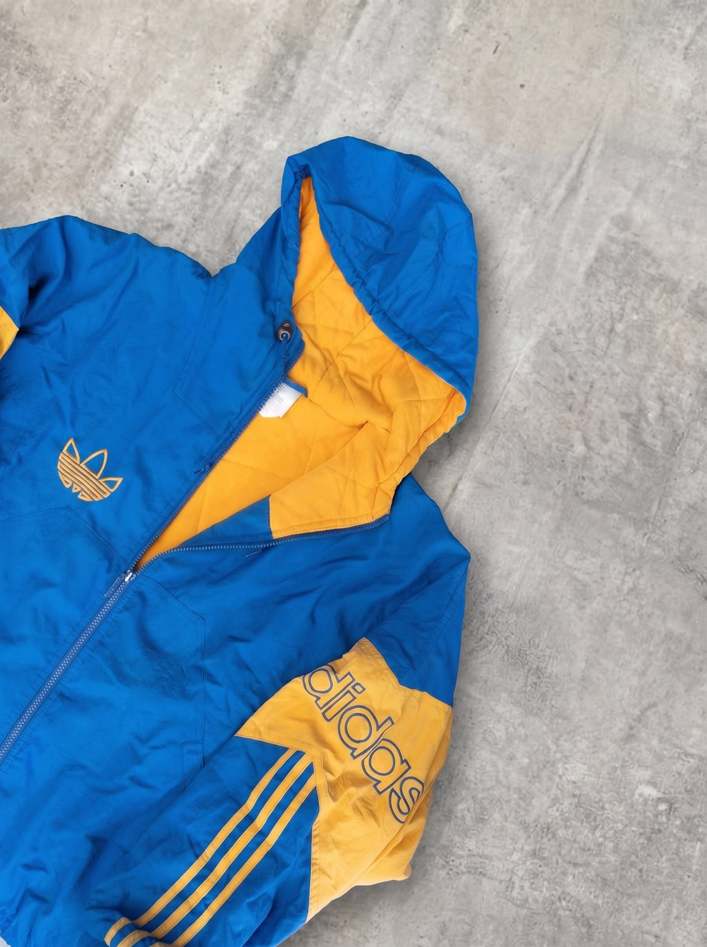 Campera Adidas Trefoil 90s azul y amarillo