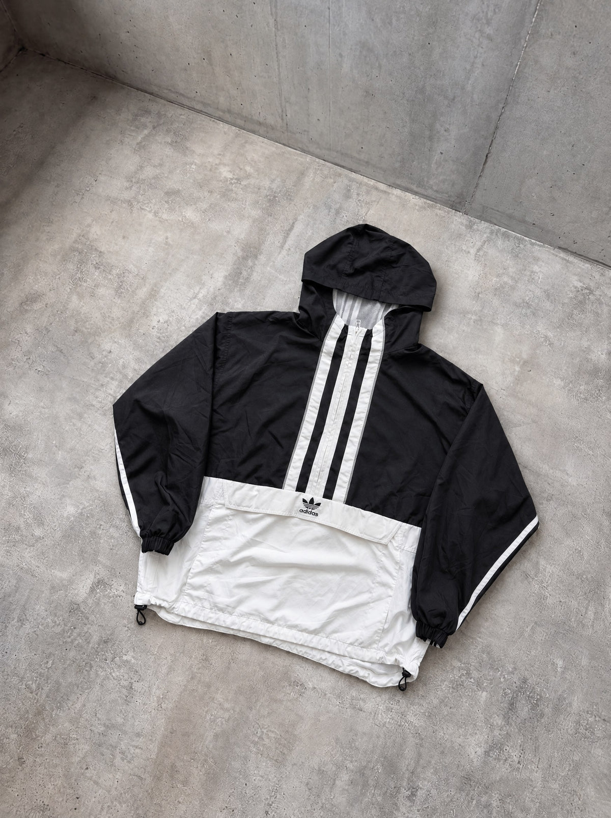 Campera Adidas Originals negro y blanco