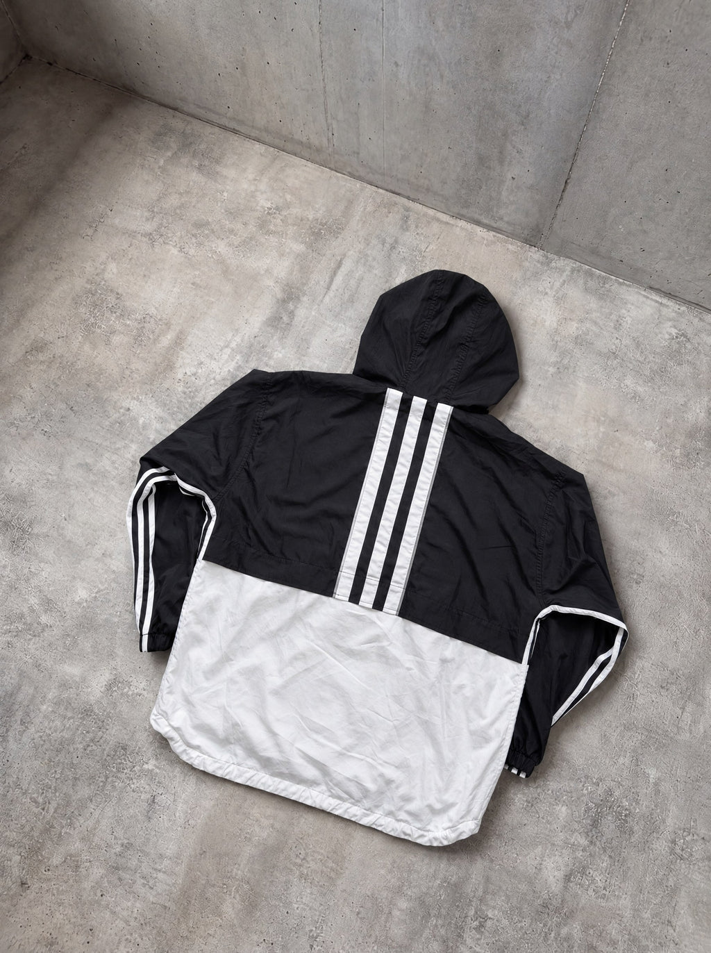 Campera Adidas Originals negro y blanco