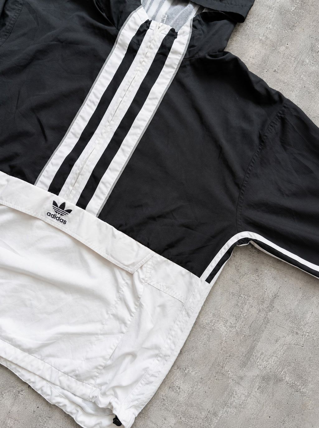 Campera Adidas Originals negro y blanco