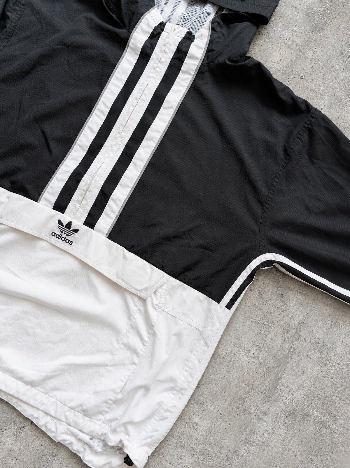 Campera Adidas Originals negro y blanco