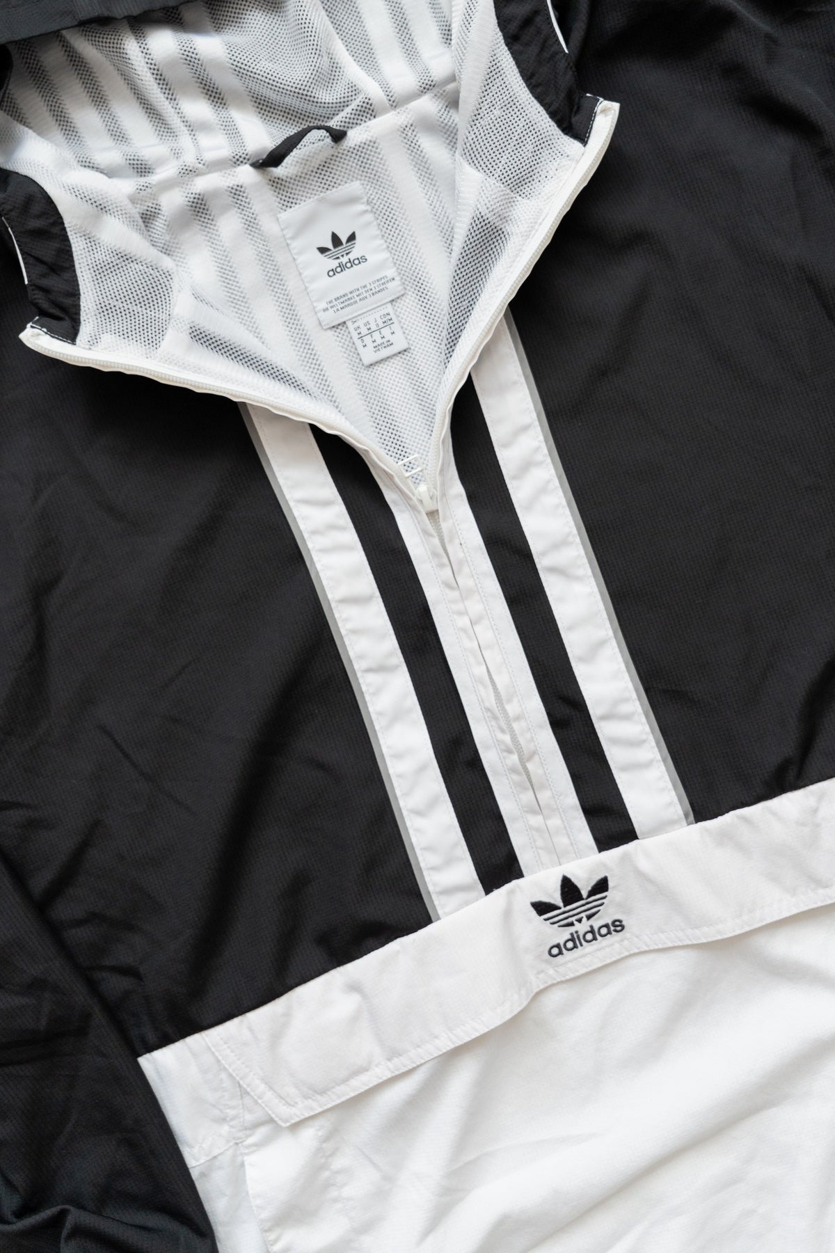 Campera Adidas Originals negro y blanco