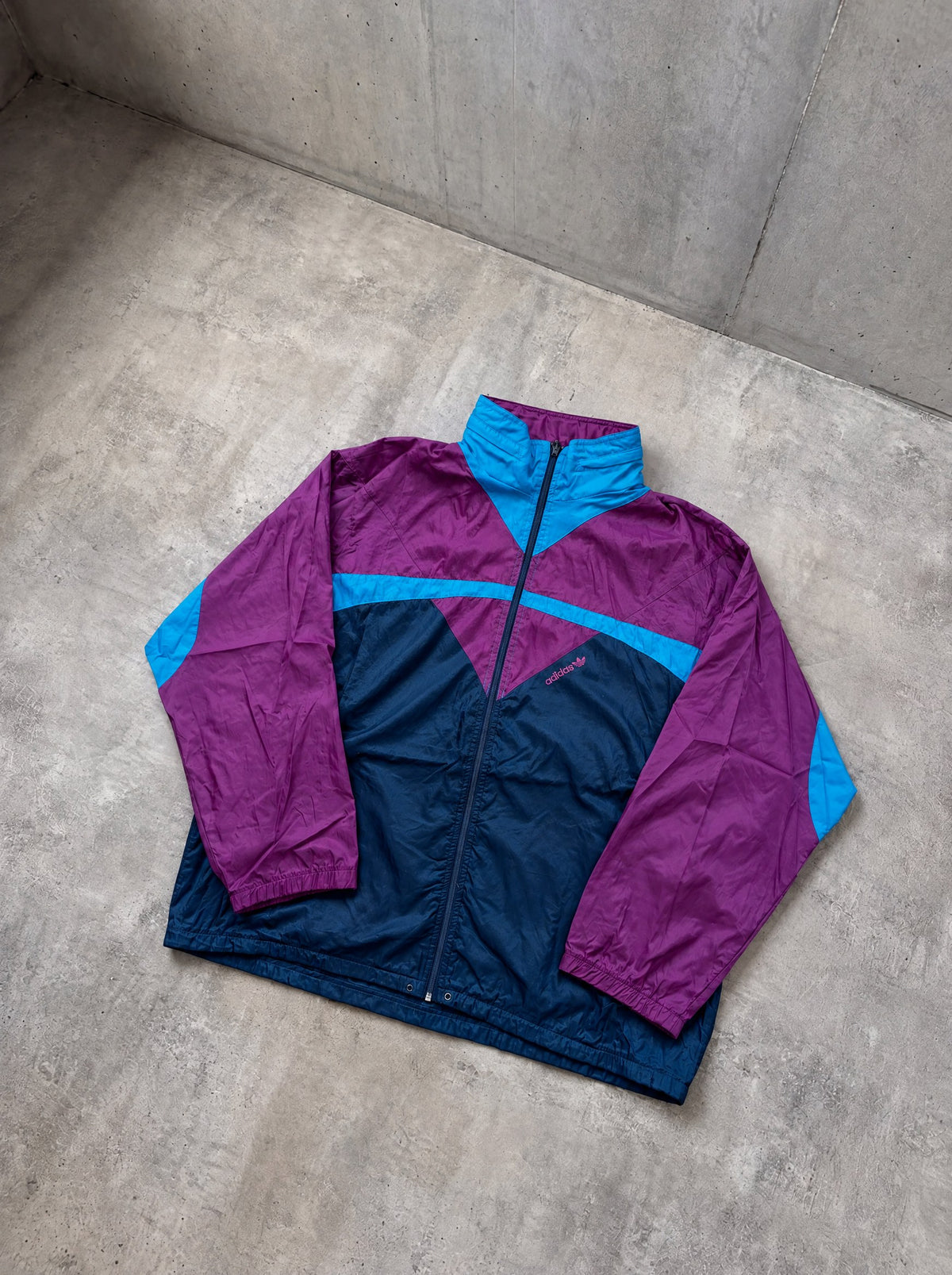 Rompevientos Adidas 90s violeta, celeste y azul marino