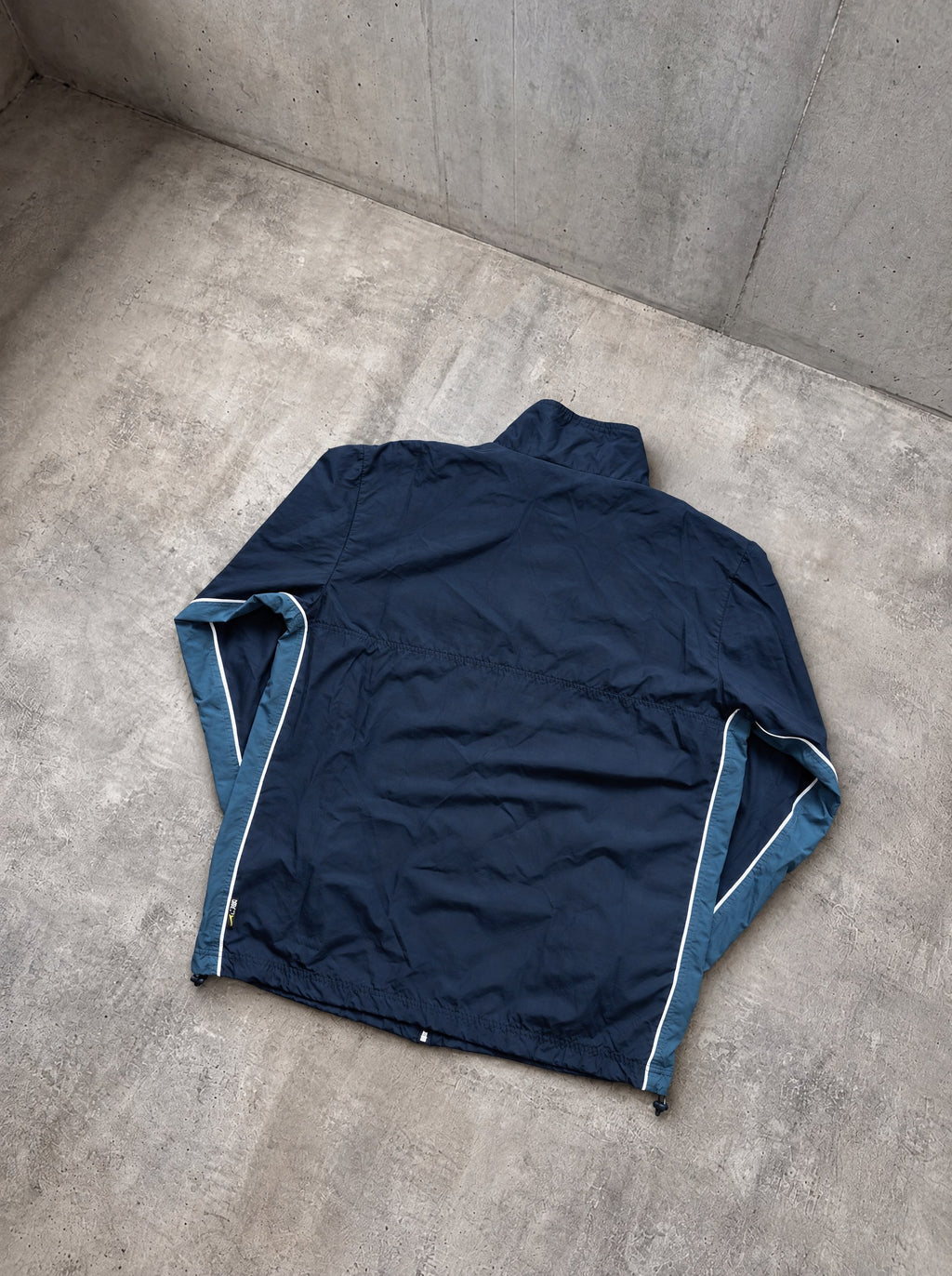 Rompevientos Nike Track Y2K azul marino con franja celeste
