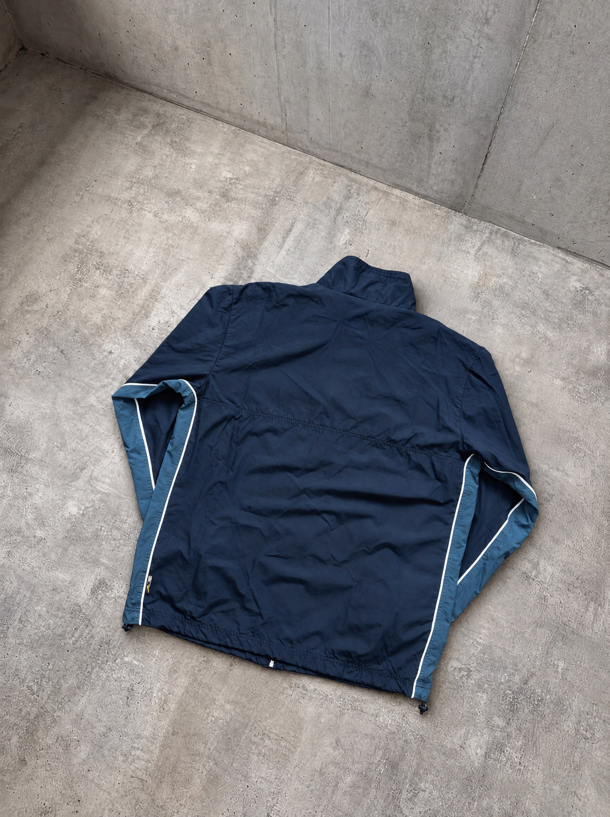 Rompevientos Nike Track Y2K azul marino con franja celeste