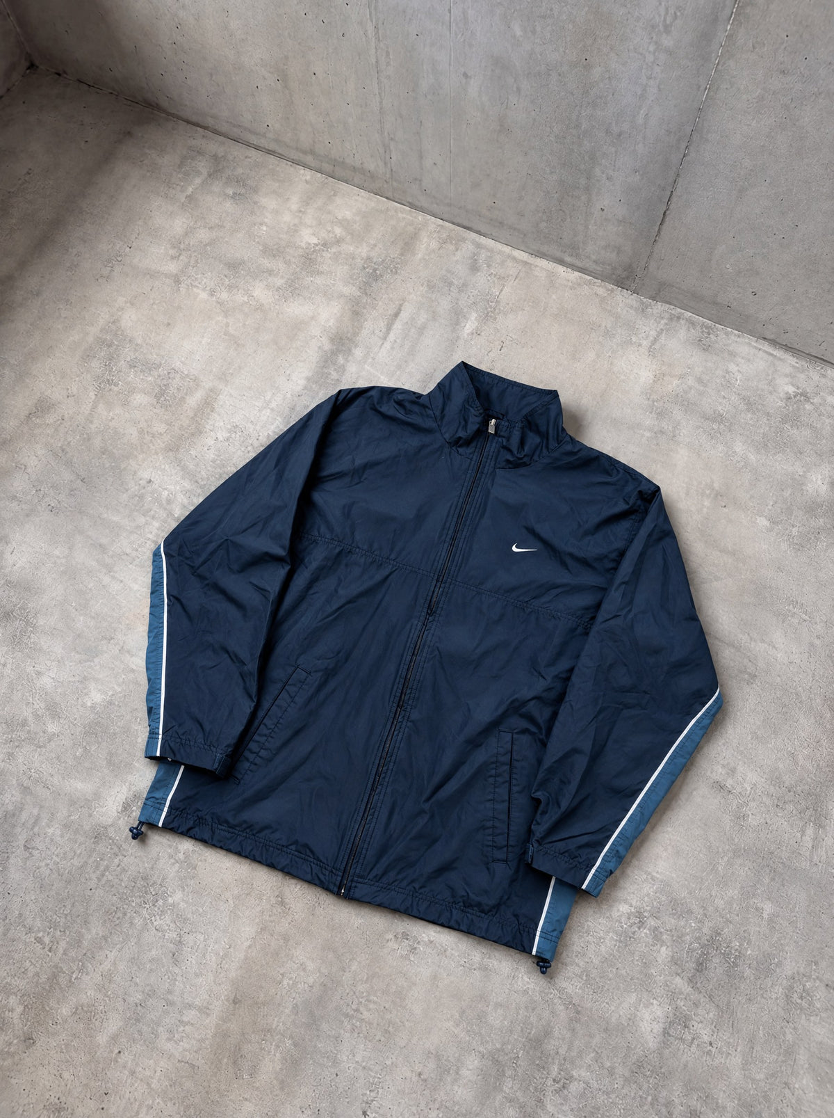 Rompevientos Nike Track Y2K azul marino con franja celeste