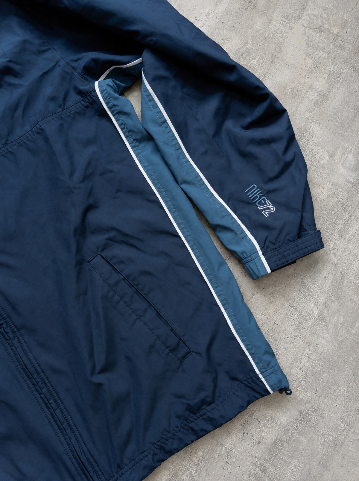 Rompevientos Nike Track Y2K azul marino con franja celeste