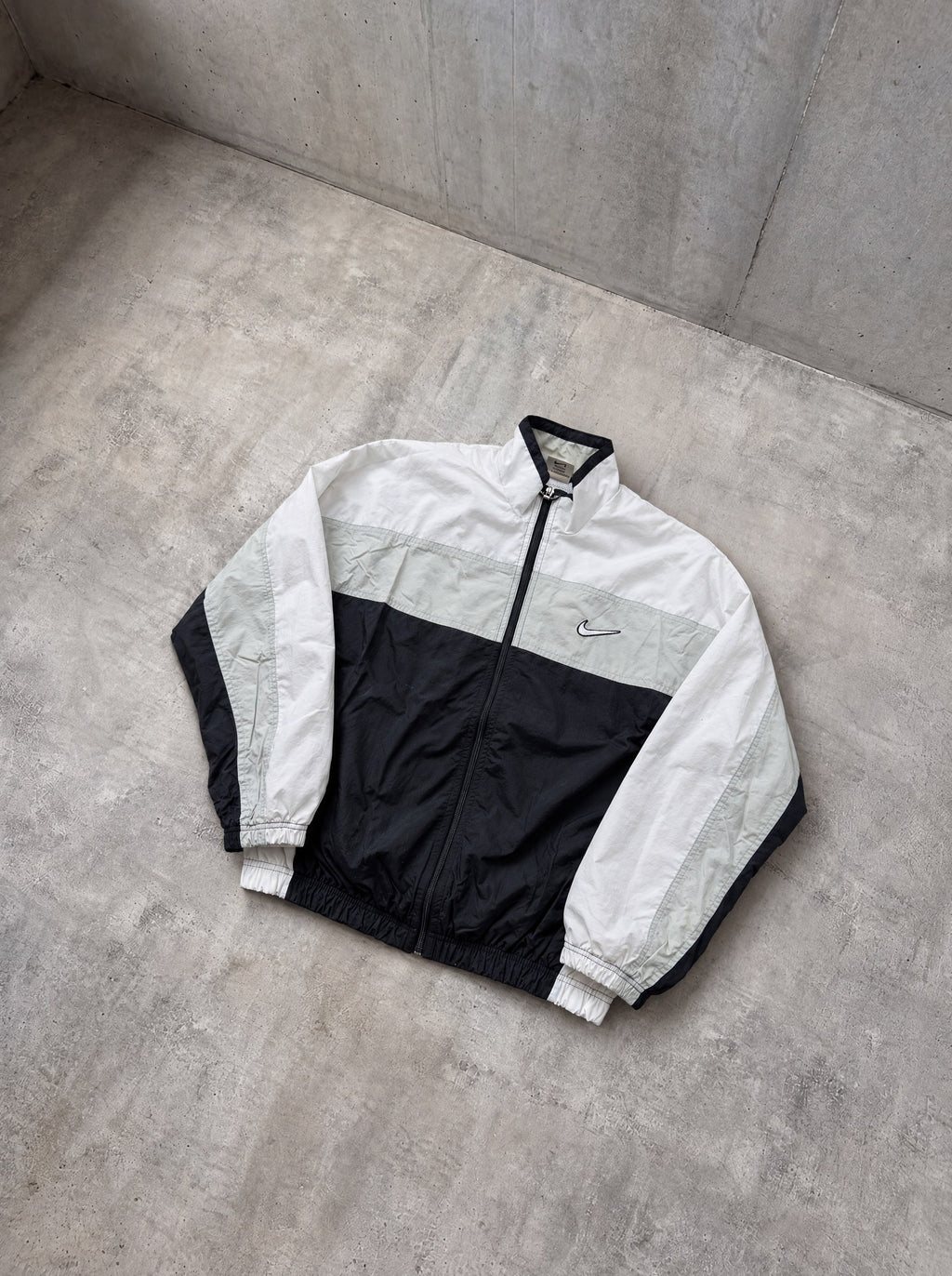 Rompevientos Nike Swoosh 90s blanco, gris y negro