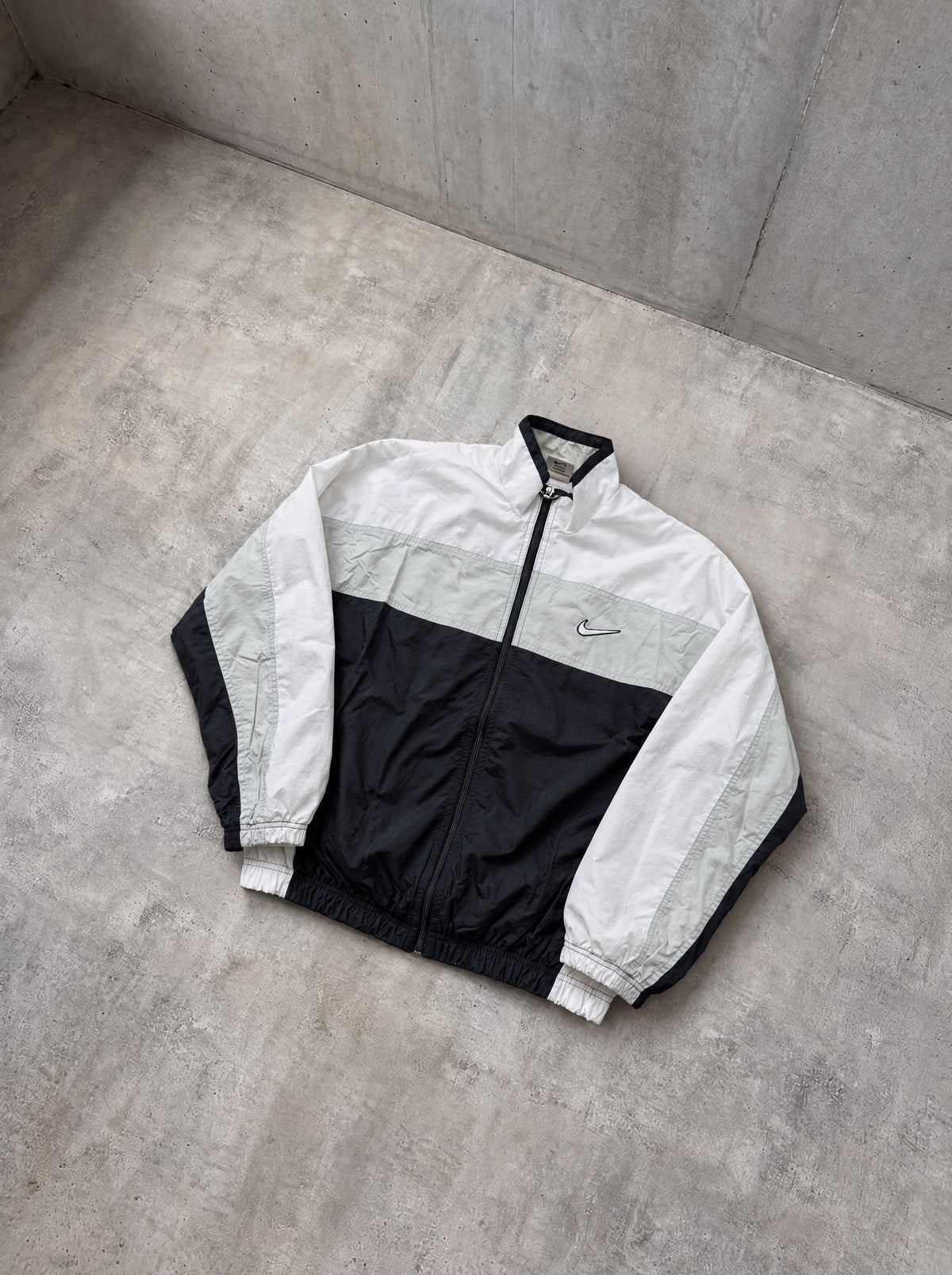 Rompevientos Nike Swoosh 90s blanco, gris y negro