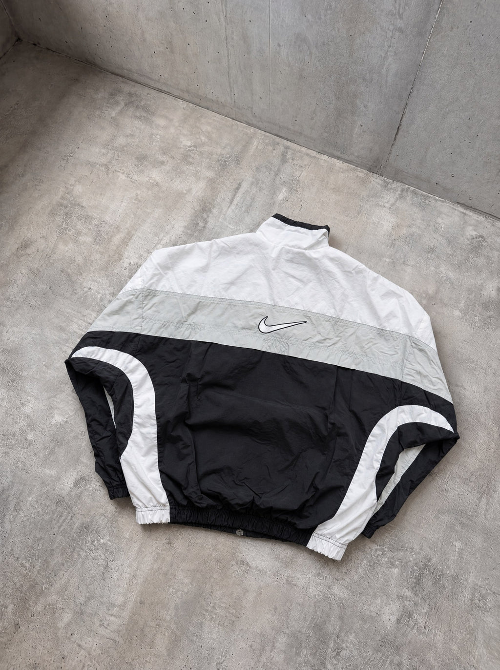 Rompevientos Nike Swoosh 90s blanco, gris y negro
