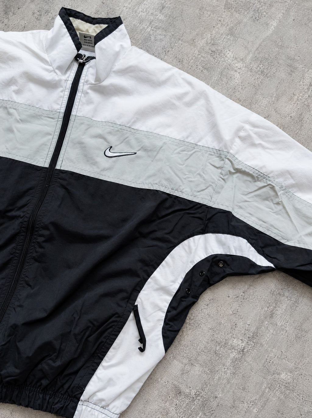Rompevientos Nike Swoosh 90s blanco, gris y negro