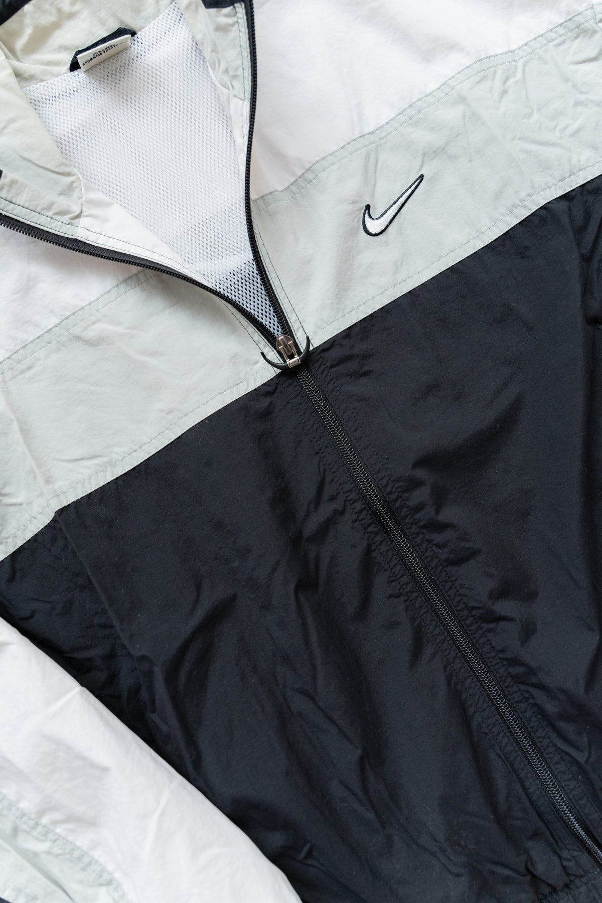 Rompevientos Nike Swoosh 90s blanco, gris y negro