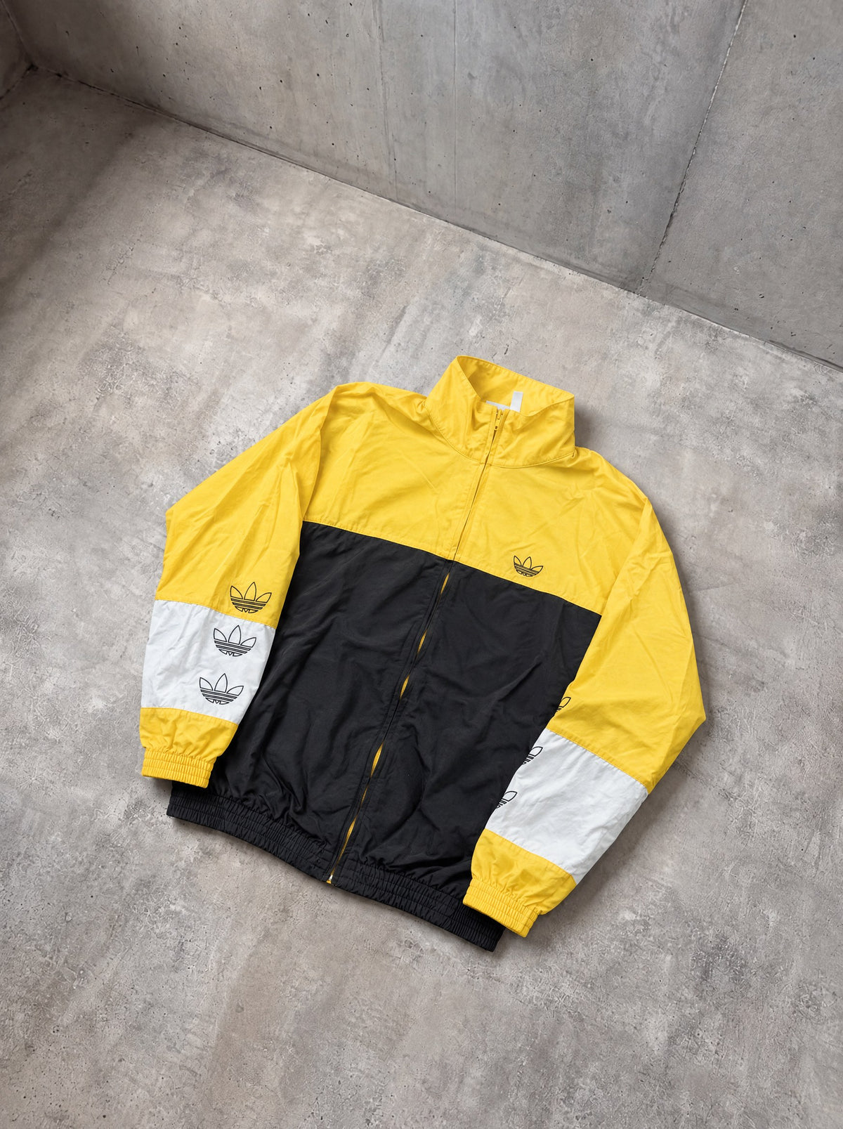 Rompevientos Adidas Originals amarillo, negro y blanco