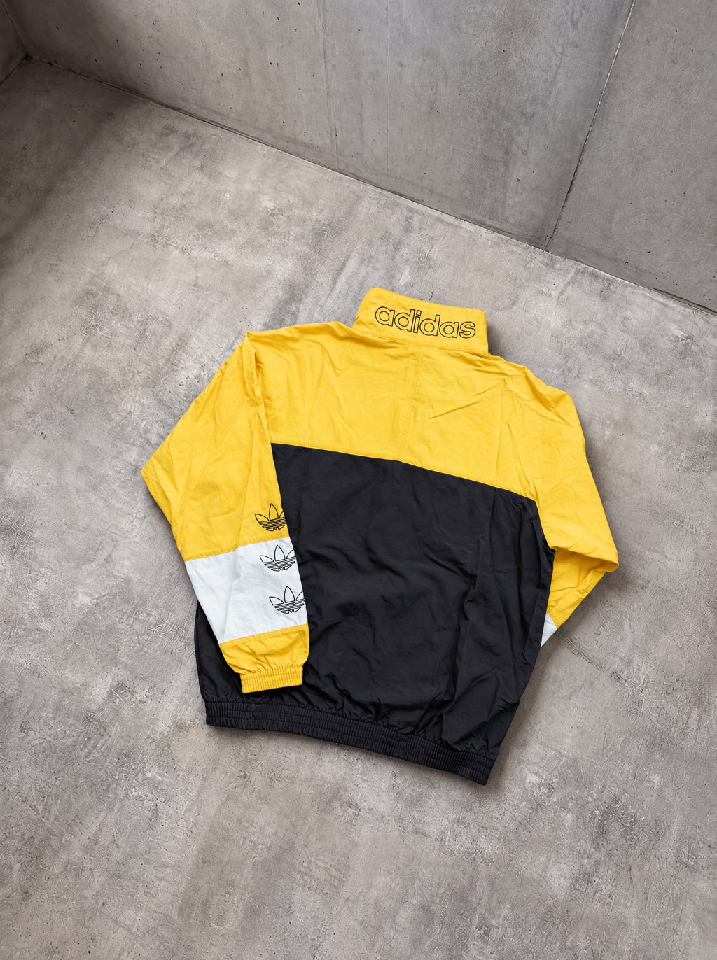 Rompevientos Adidas Originals amarillo, negro y blanco