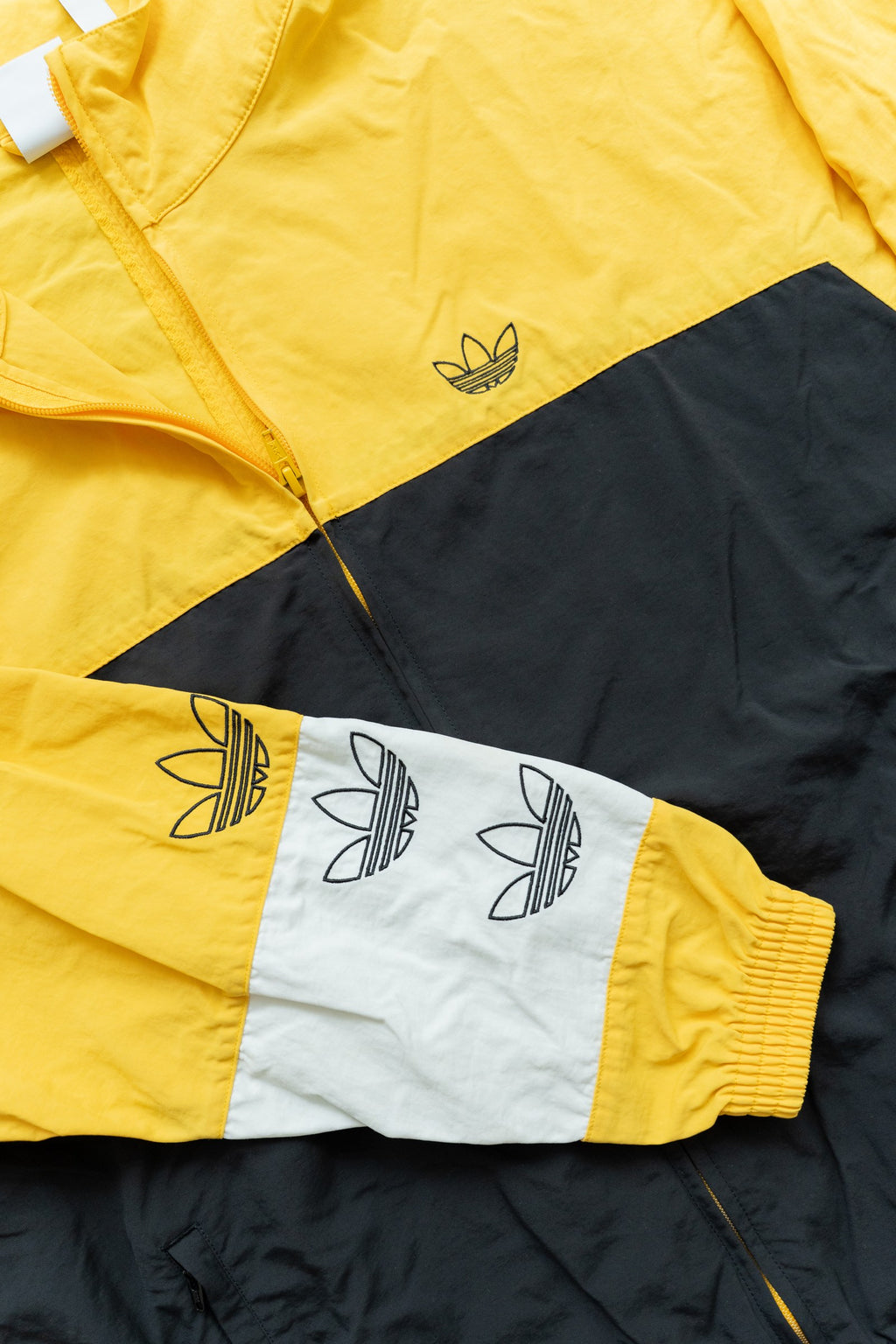 Rompevientos Adidas Originals amarillo, negro y blanco