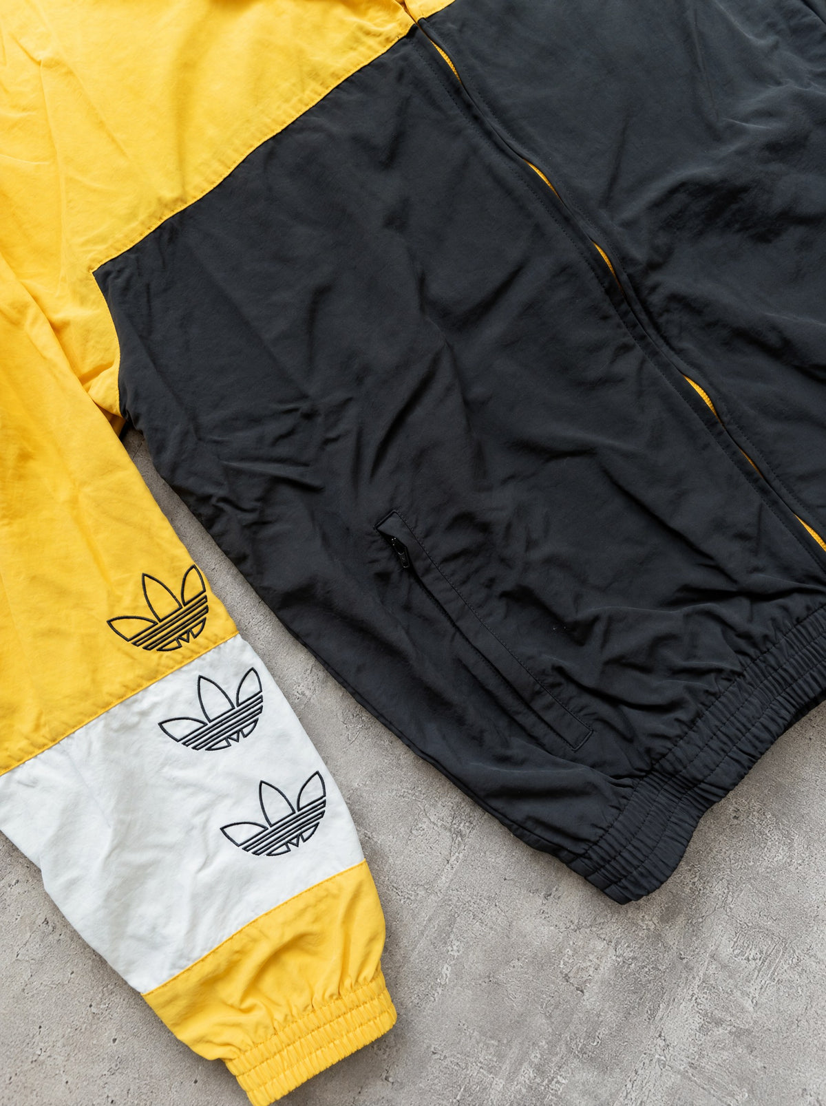 Rompevientos Adidas Originals amarillo, negro y blanco