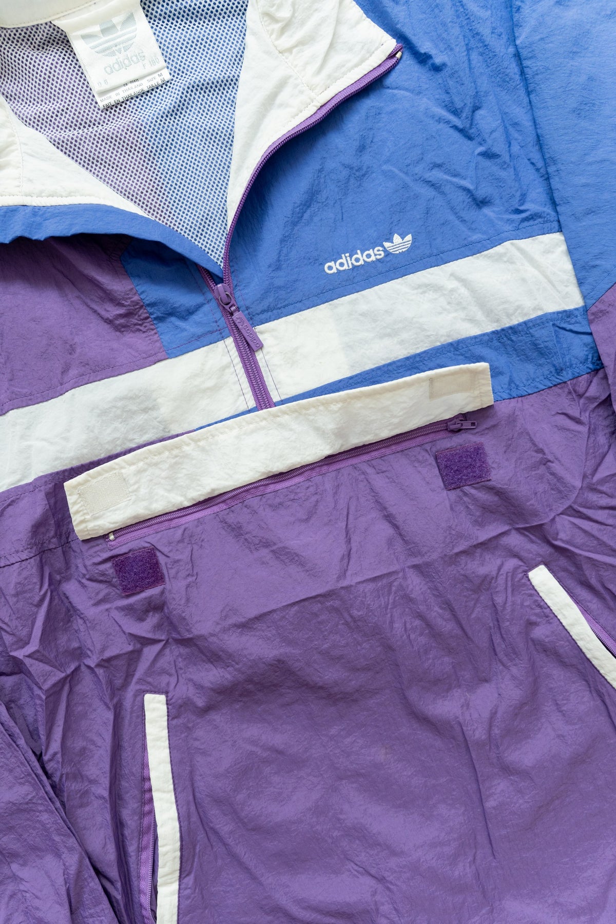 Anorak Adidas 90s violeta, azul y blanco