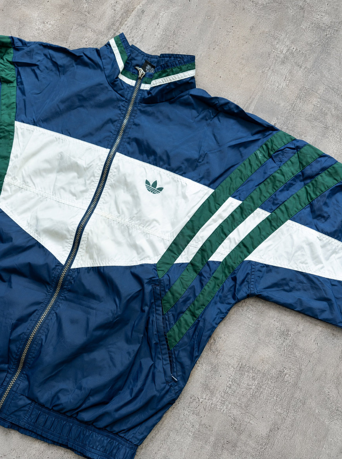 Rompevientos Adidas Trefoil 90s azul marino, blanco y verde