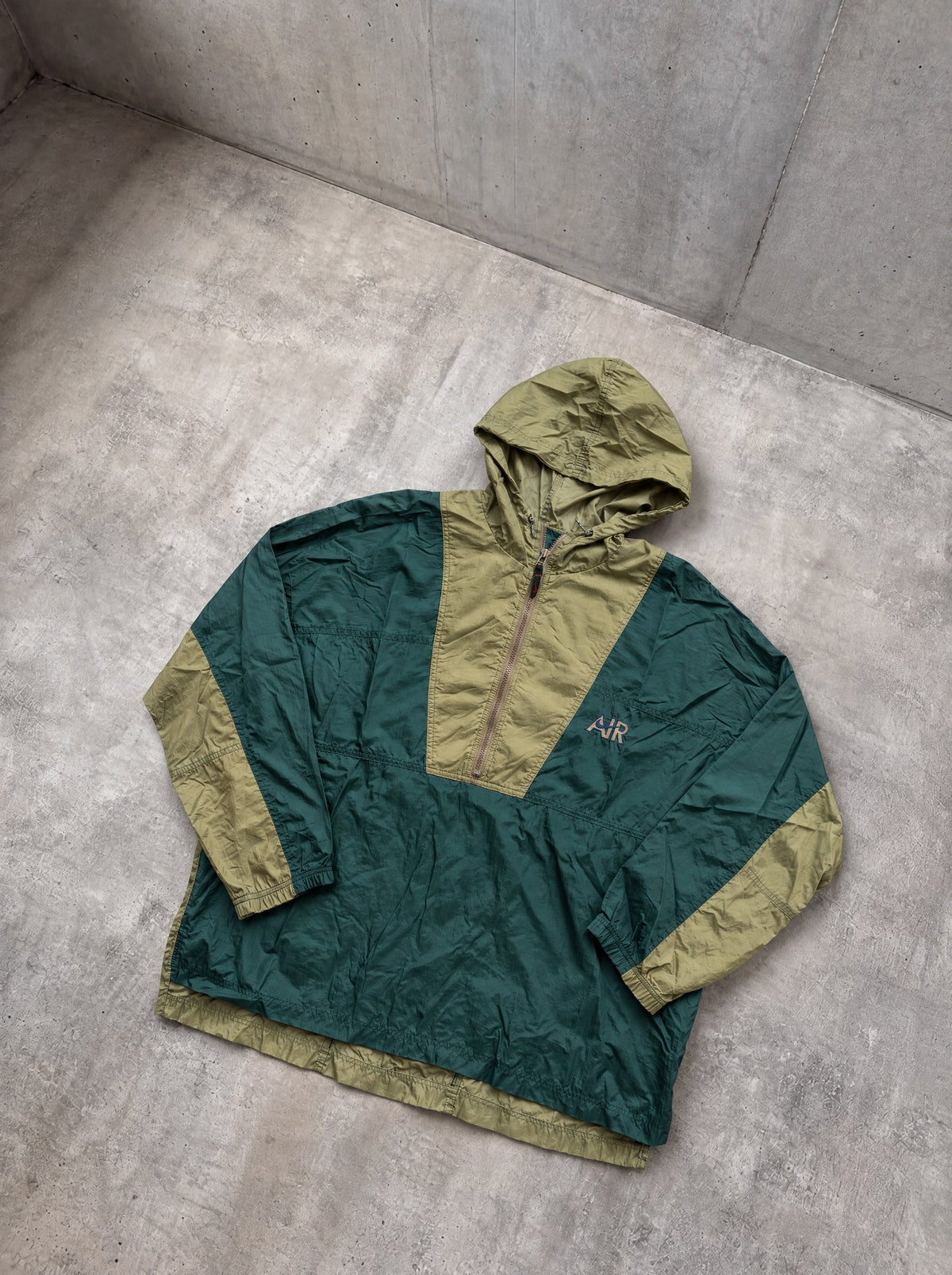 Rompevientos Nike Air 90s verde y beige