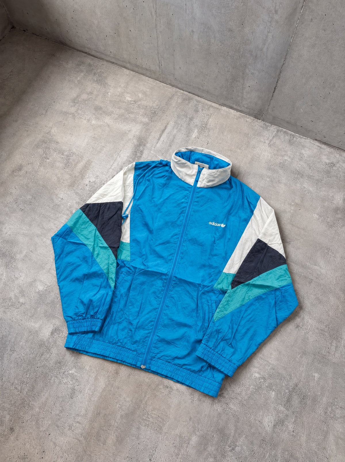 Rompevientos Adidas Colorblock 90s celeste, blanco y verde agua