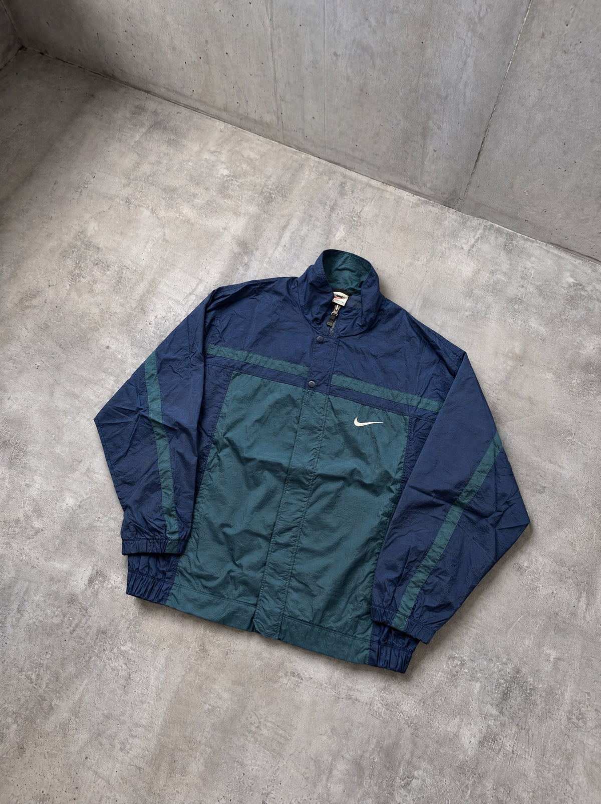Rompevientos Nike 90s azul marino y verde