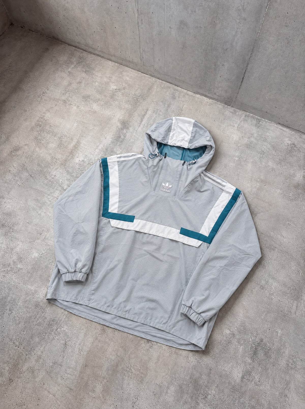 Anorak Adidas Originals gris y verde petróleo