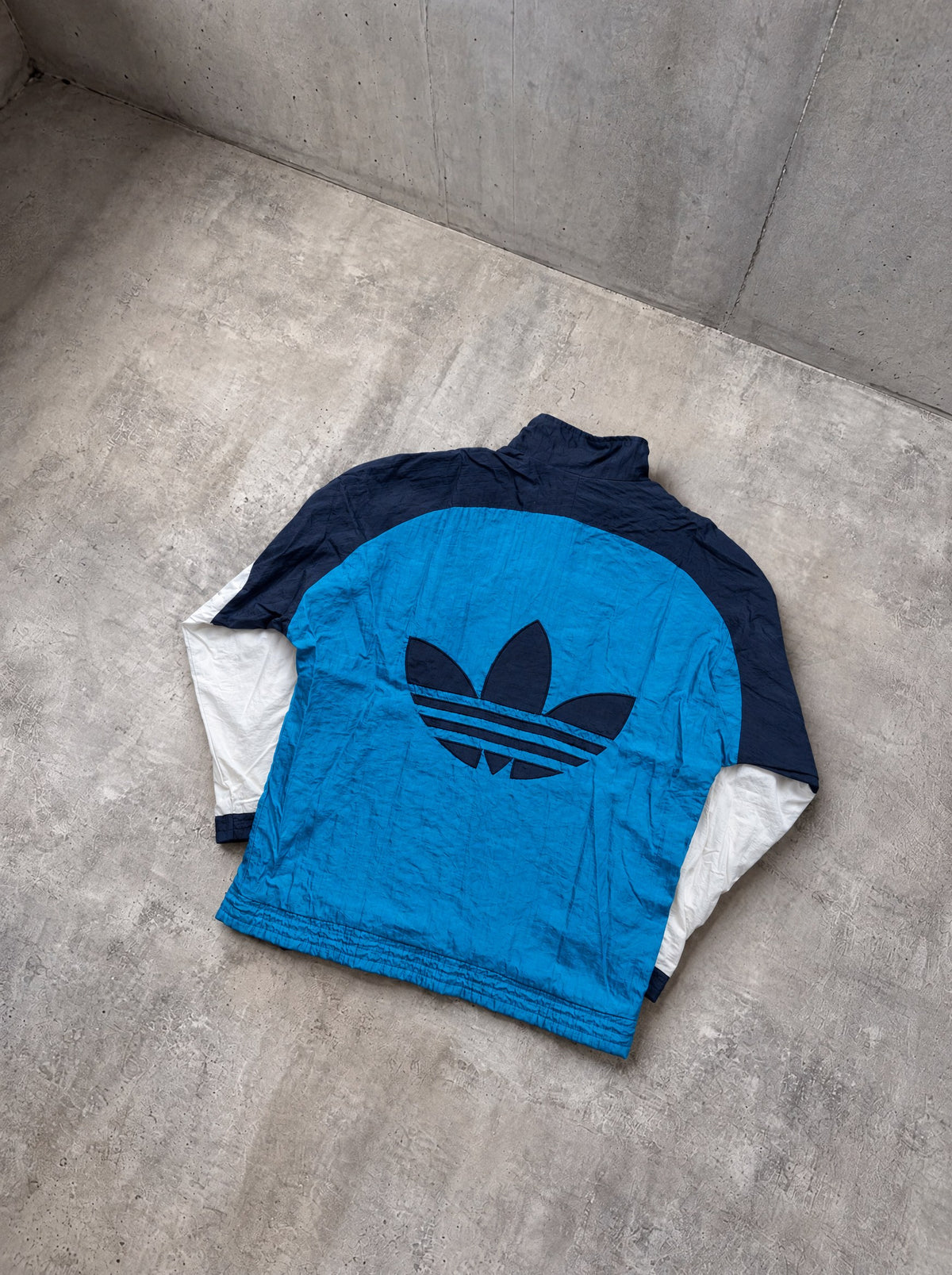 Rompevientos Adidas Big Trefoil 90s celeste, azul marino y blanco