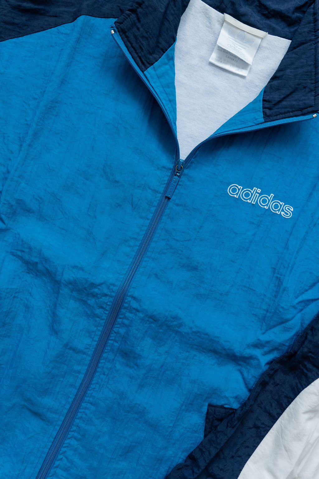 Rompevientos Adidas Big Trefoil 90s celeste, azul marino y blanco