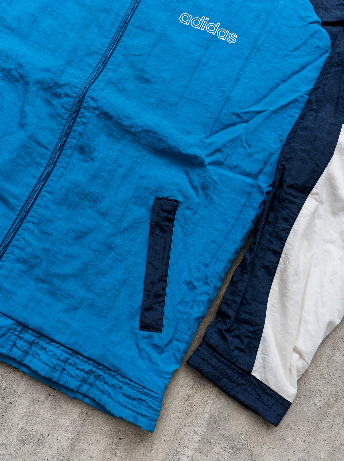 Rompevientos Adidas Big Trefoil 90s celeste, azul marino y blanco