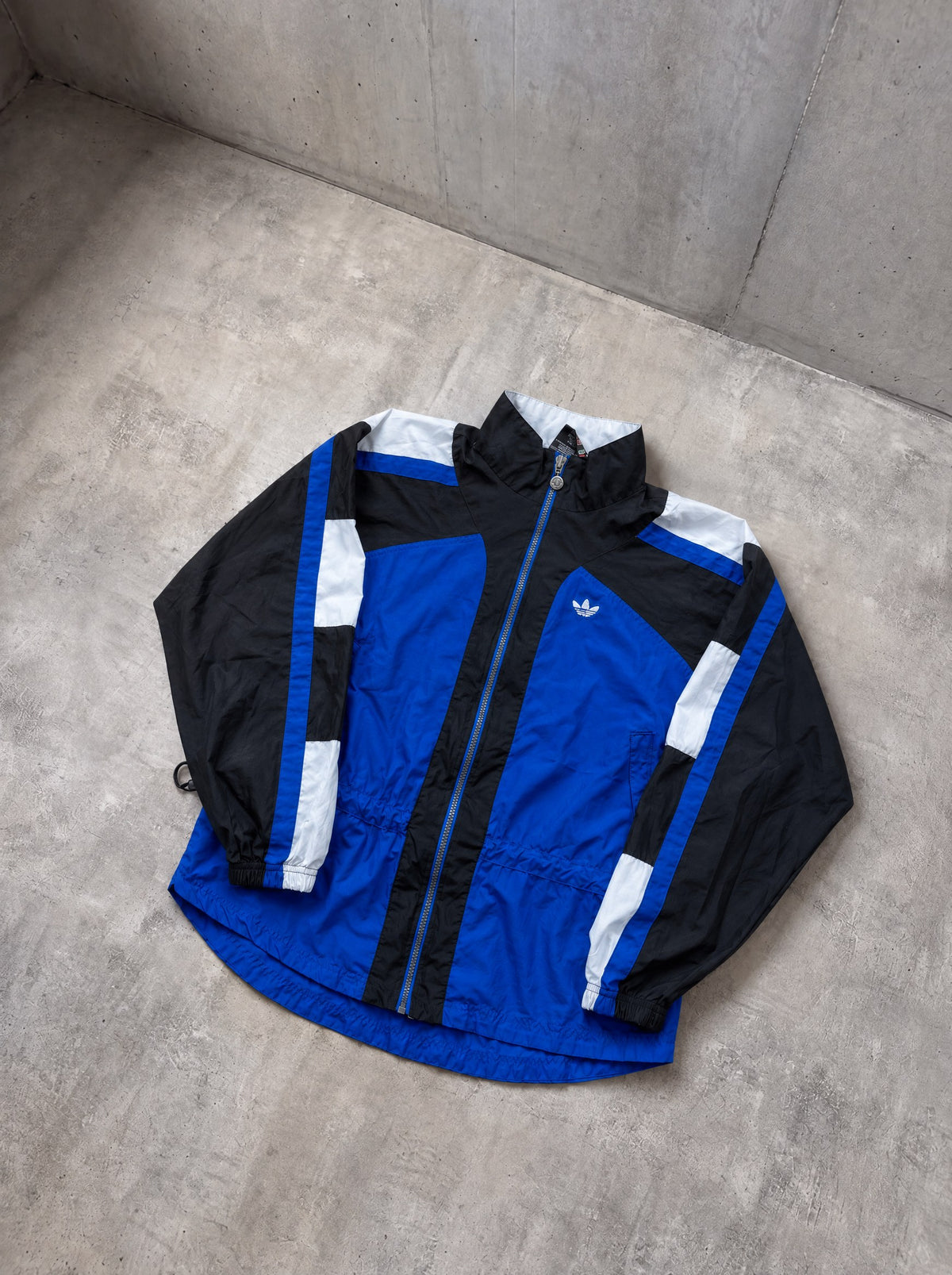 Rompevientos Adidas Trefoil 90s azul, negro y blanco