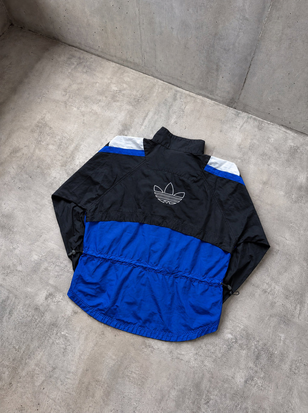Rompevientos Adidas Trefoil 90s azul, negro y blanco