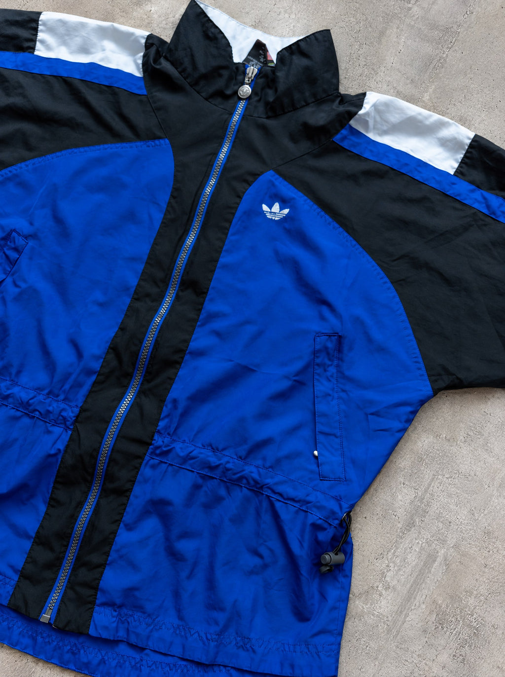 Rompevientos Adidas Trefoil 90s azul, negro y blanco