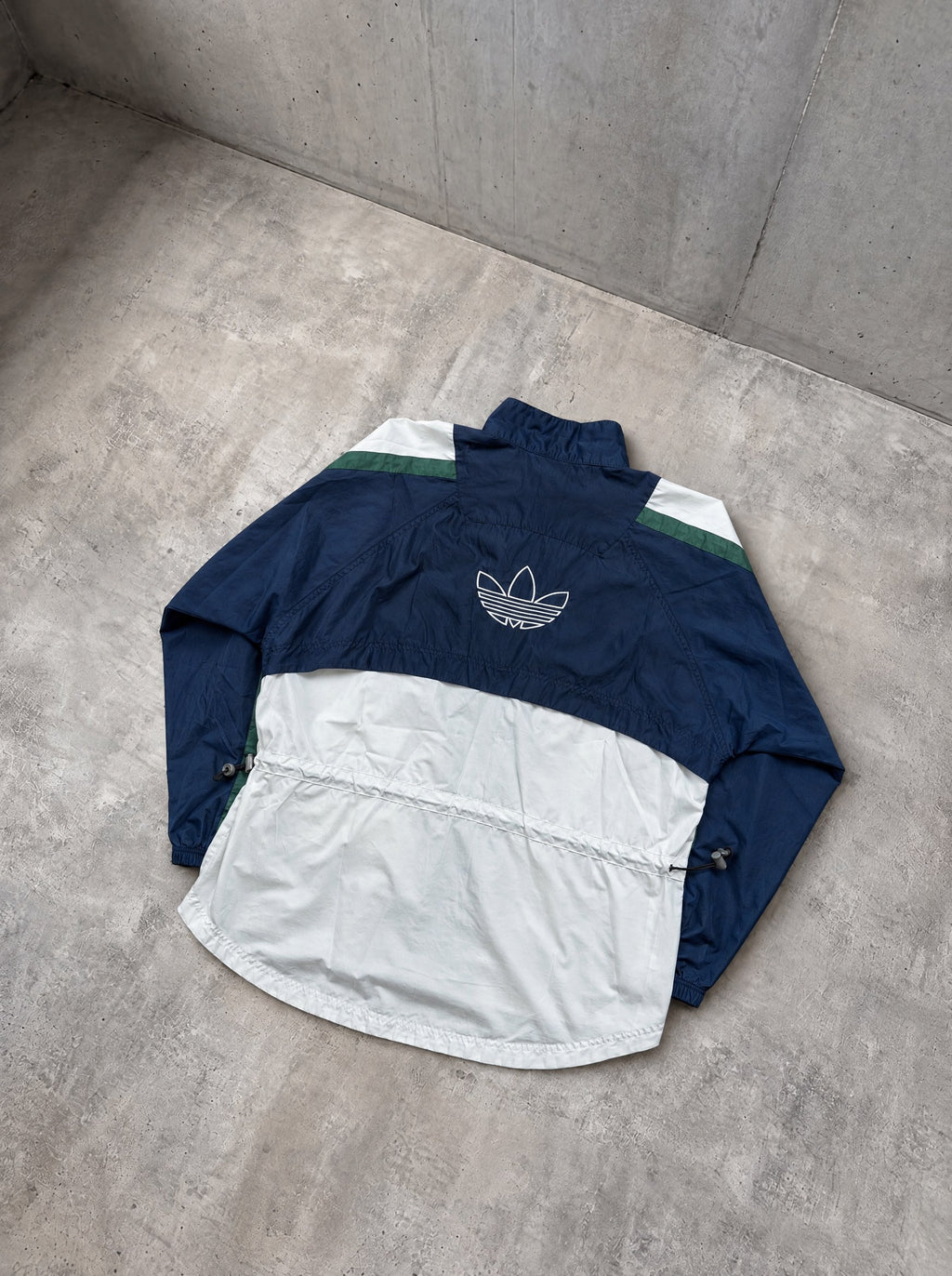 Rompevientos Adidas Trefoil 90s azul marino, blanco y verde