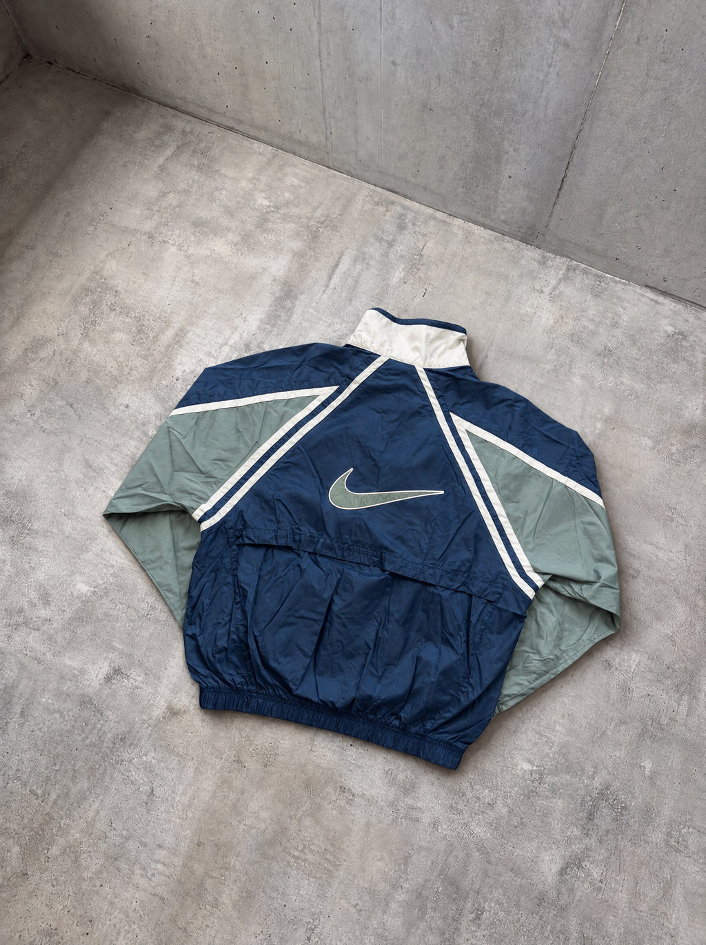 Rompevientos Nike Swoosh 90s azul marino, gris y blanco