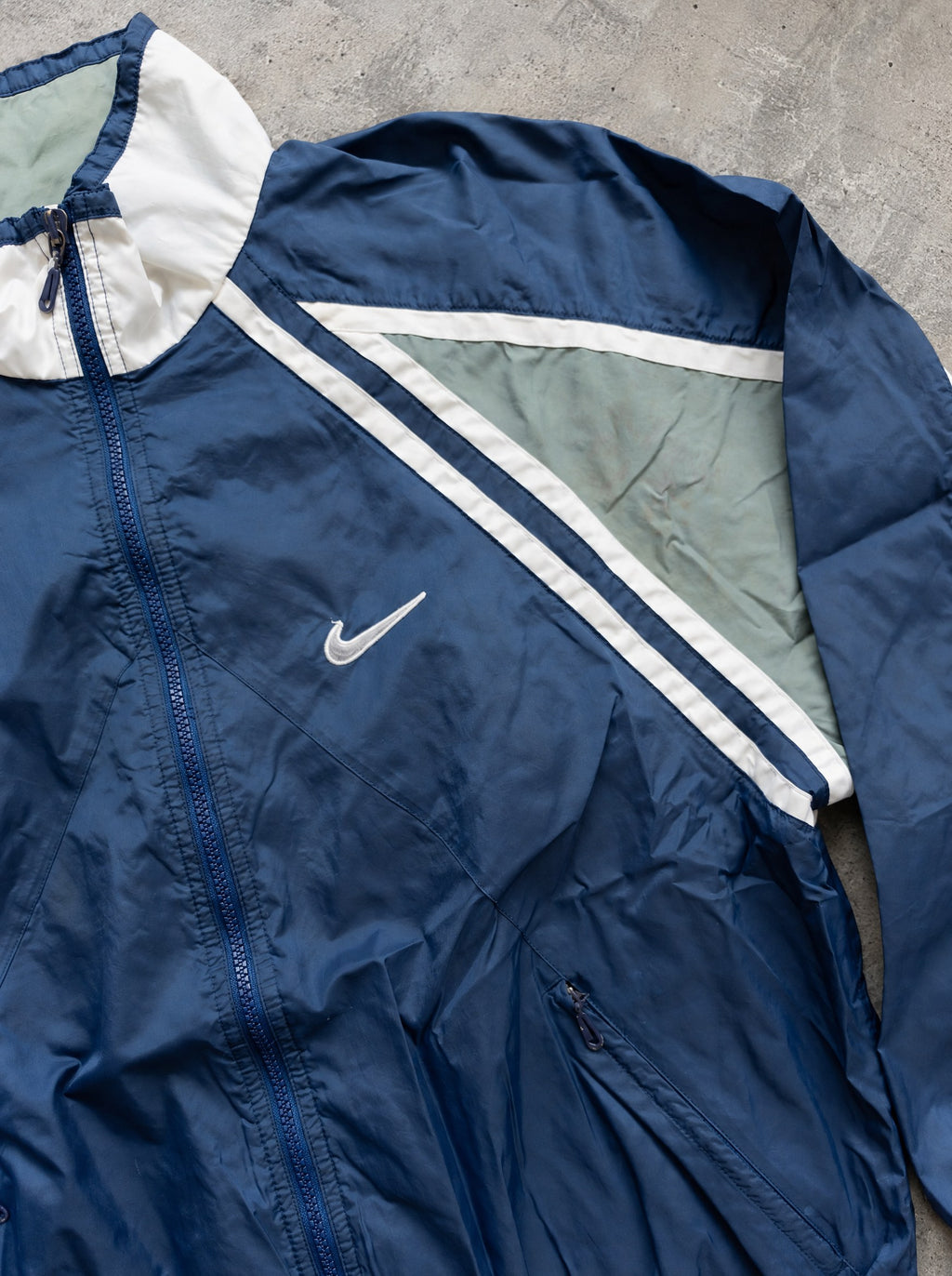 Rompevientos Nike Swoosh 90s azul marino, gris y blanco