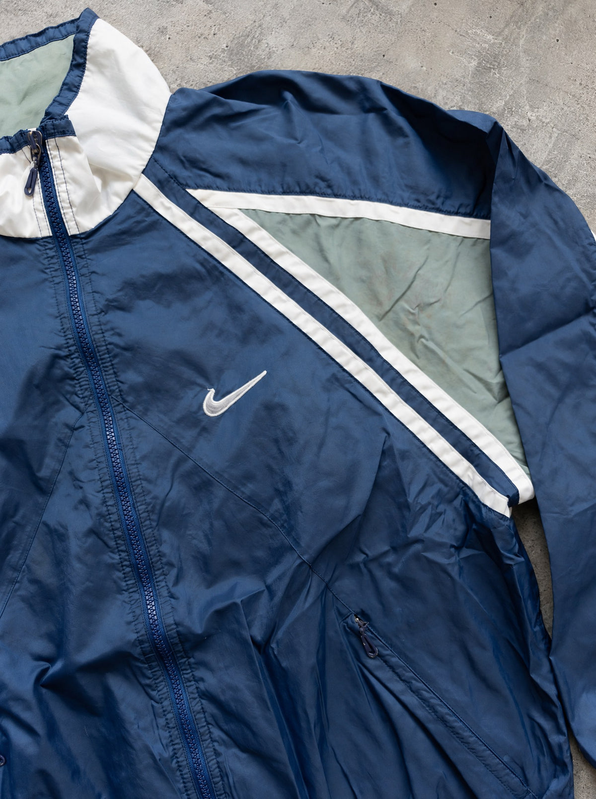 Rompevientos Nike Swoosh 90s azul marino, gris y blanco