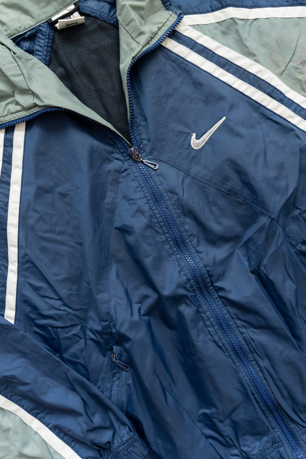 Rompevientos Nike Swoosh 90s azul marino, gris y blanco