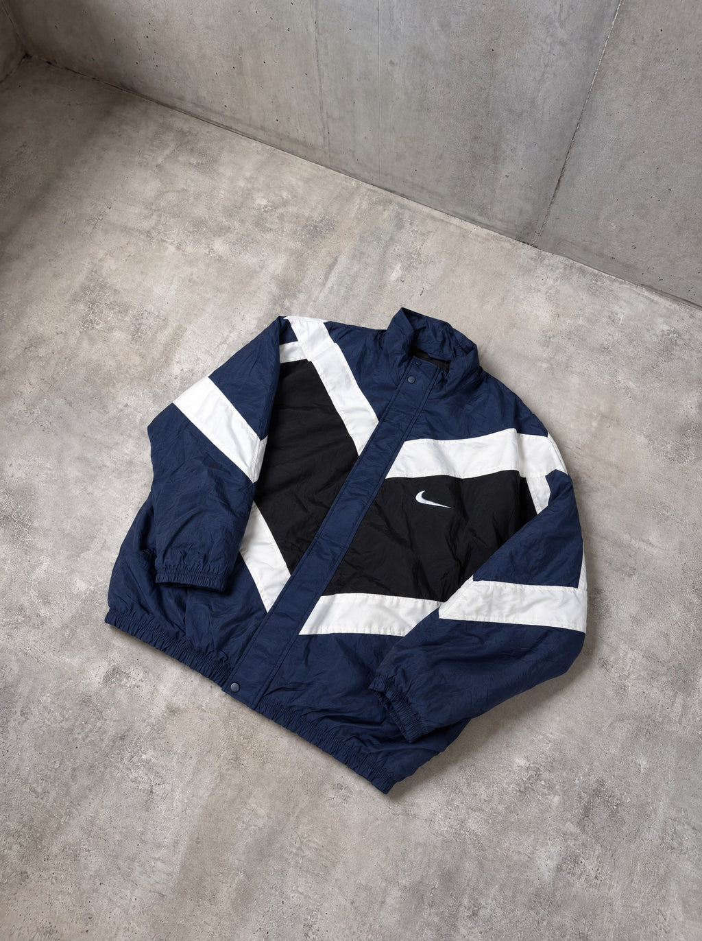 Campera Nike Big Swoosh 90s azul marino, negro y blanco