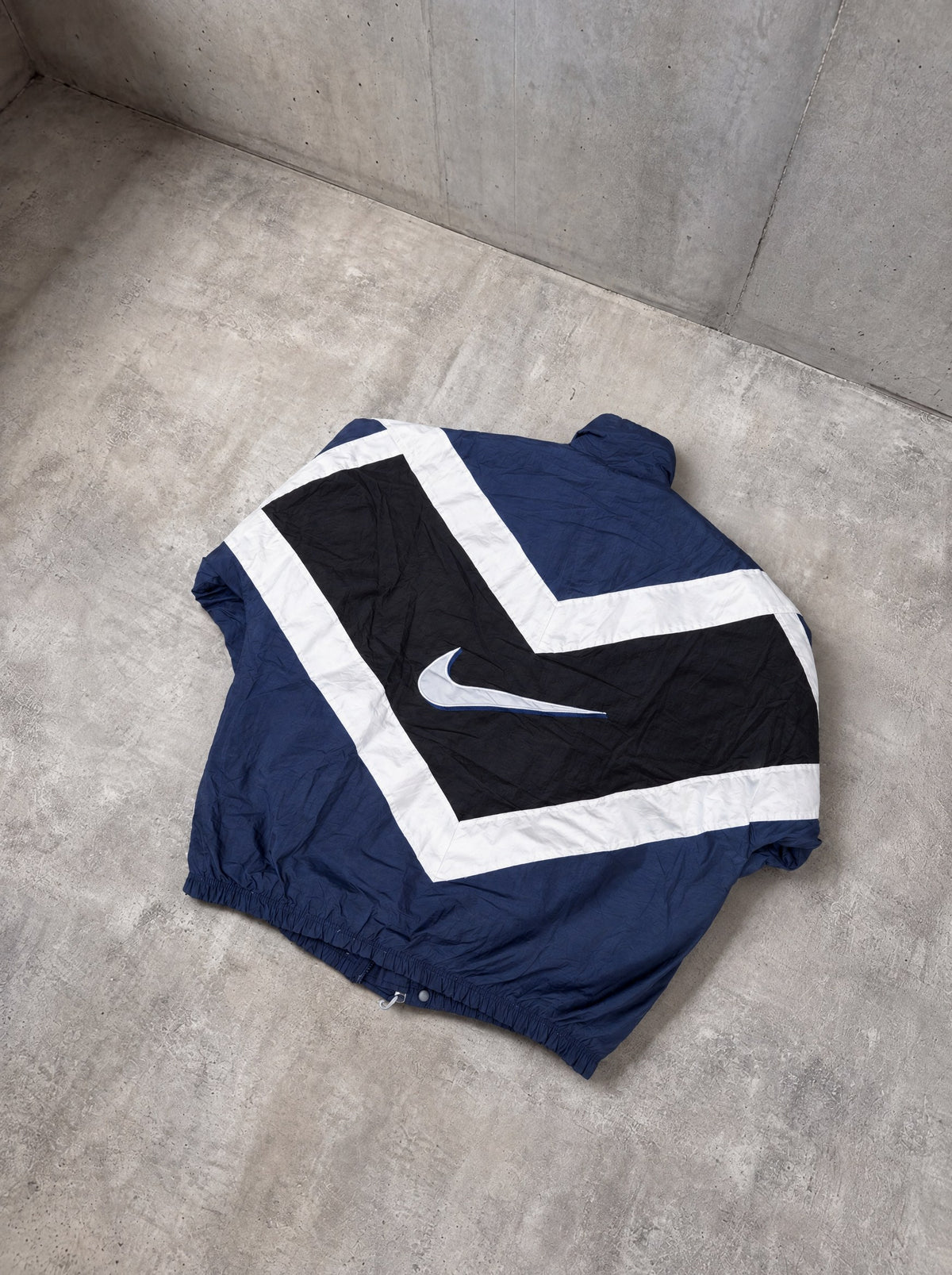 Campera Nike Big Swoosh 90s azul marino, negro y blanco
