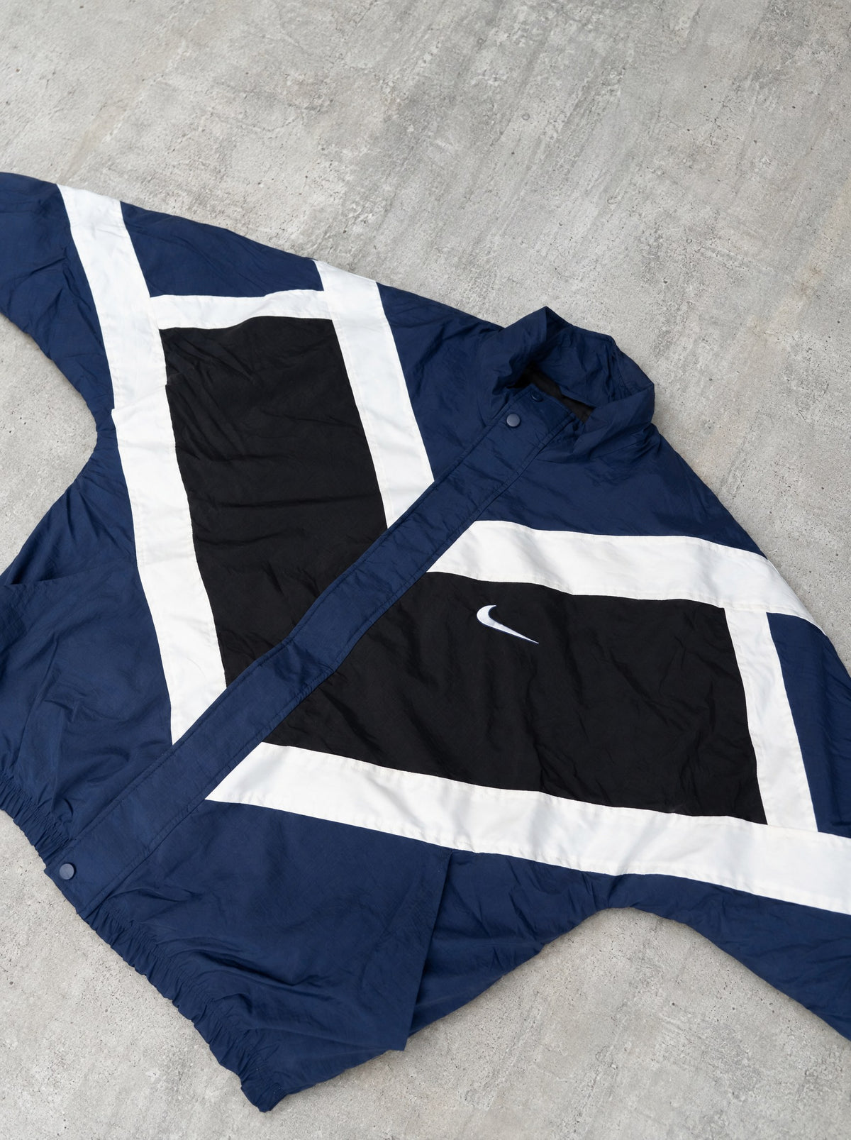 Campera Nike Big Swoosh 90s azul marino, negro y blanco