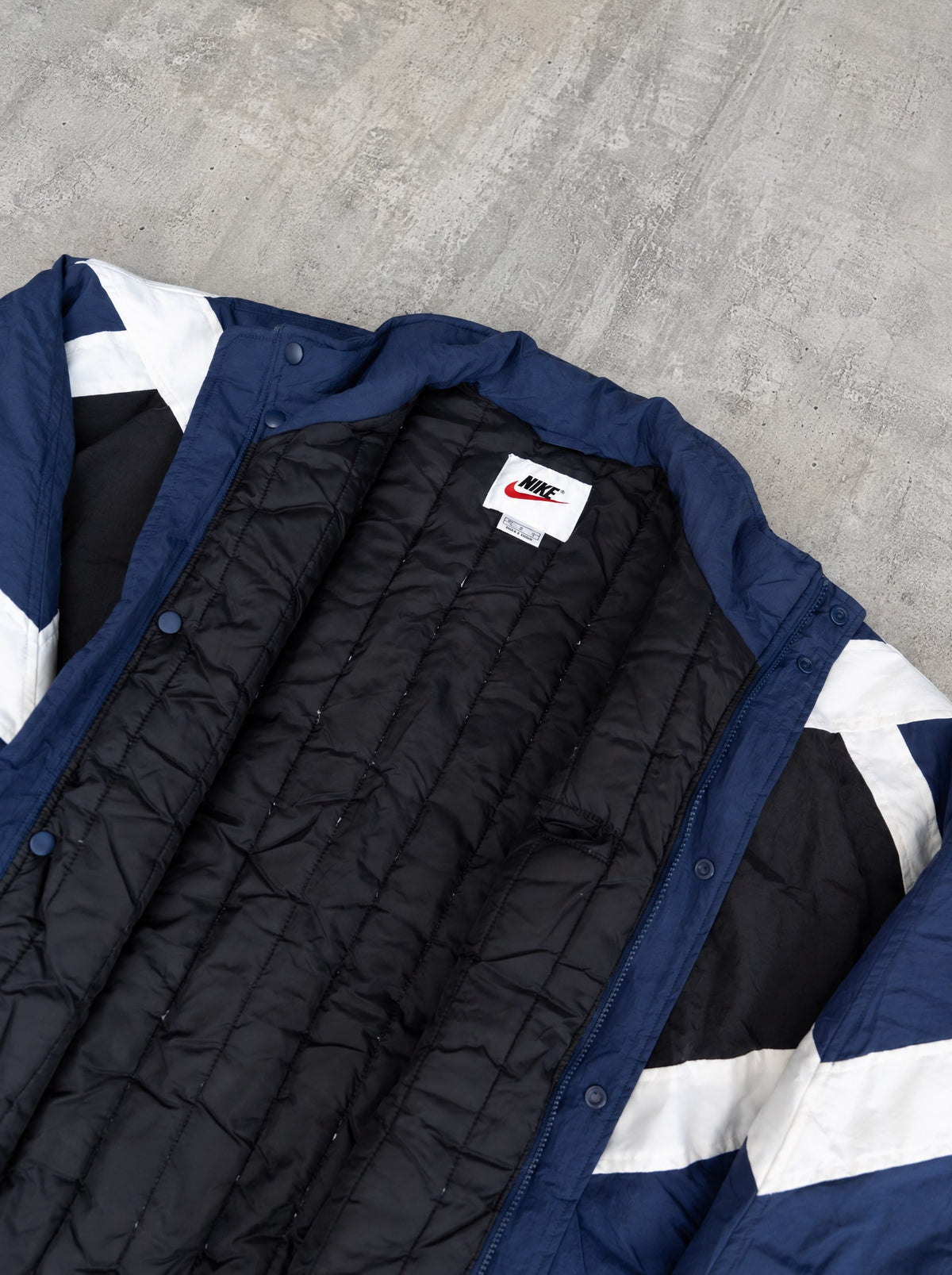 Campera Nike Big Swoosh 90s azul marino, negro y blanco