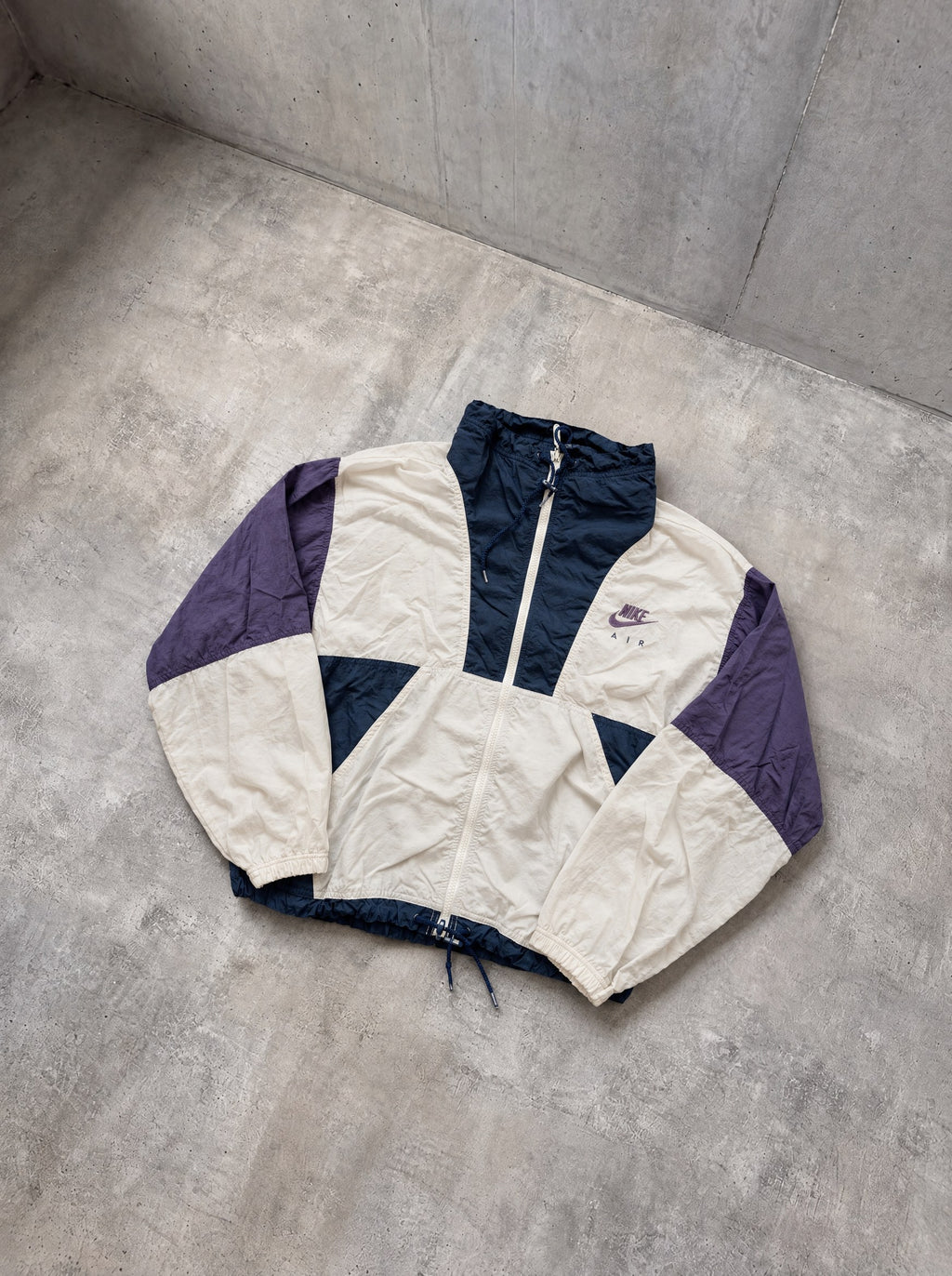 Rompevientos Nike Air 90s crudo, violeta y azul marino